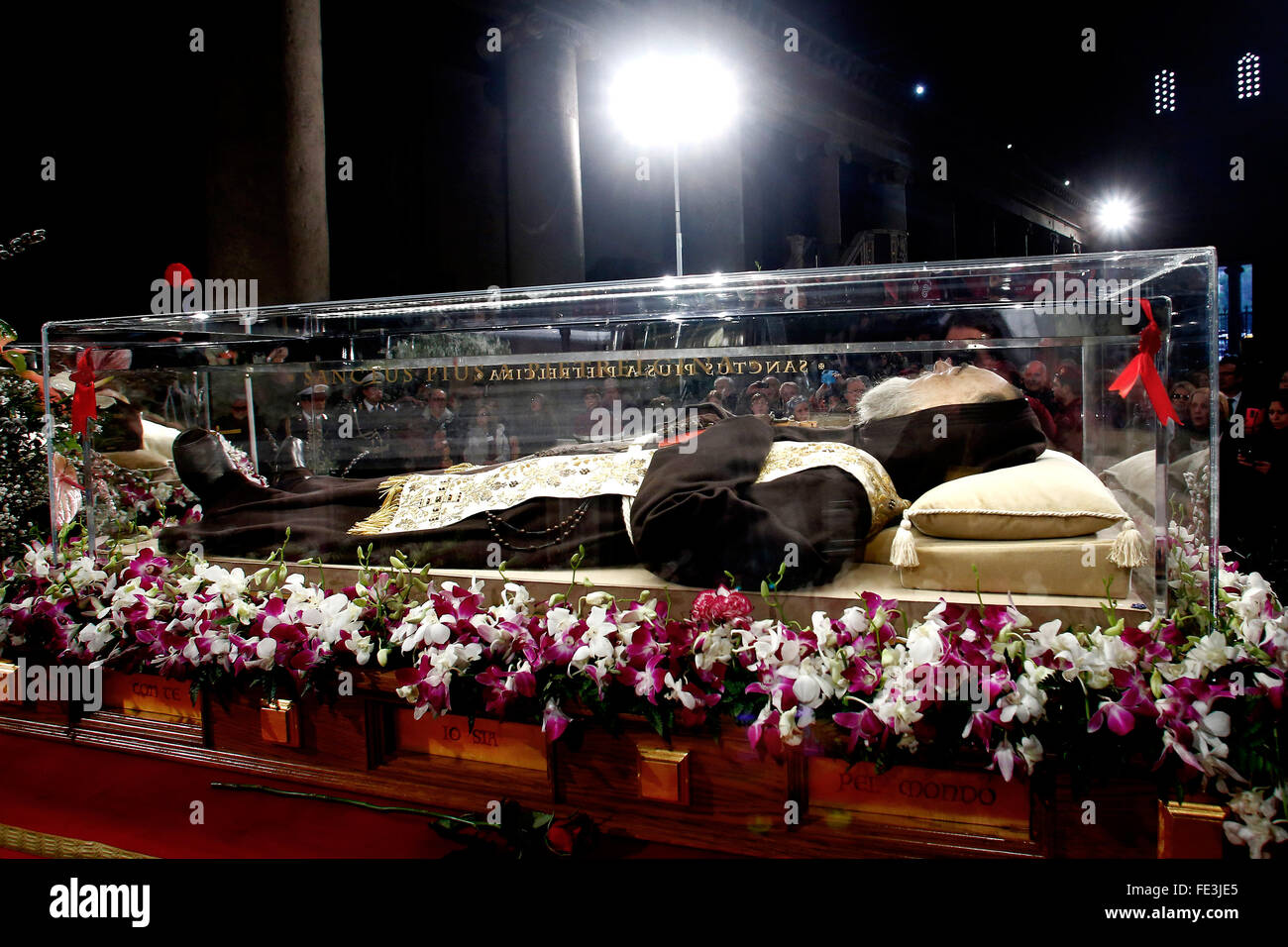 Roma, 03 febbraio 2016. In occasione del Giubileo della misericordia, il corpo di San Padre Pio da Pietralcina viene traslato a Roma nella Basilica di San Lorenzo ed esposto all'adorazione dei fedeli. Credito: Insidefoto/Alamy Live News Foto Stock