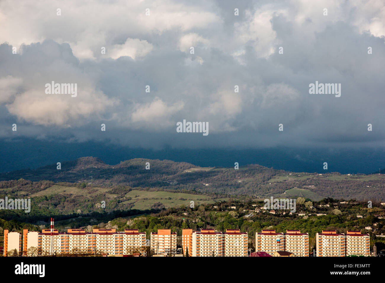 Villaggio Olmypic, Sochi davanti al Caucausus montagne Foto Stock