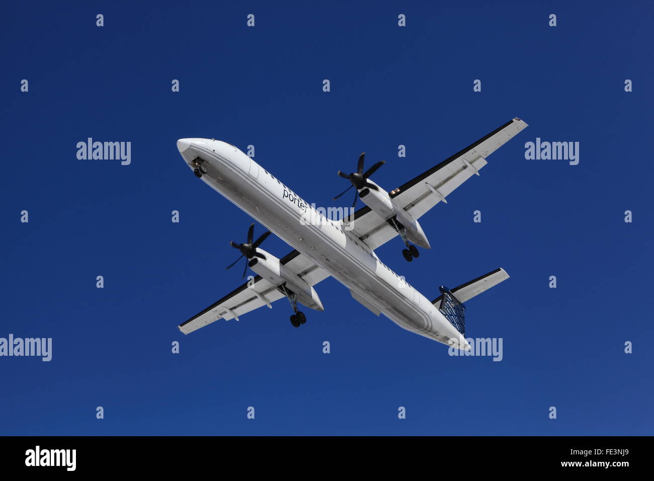 Bombardier DHC-8-402 Q400 C-GKQC Porter Airlines su approccio finale a YOW Ottawa in Canada, 22 marzo 2015 Foto Stock