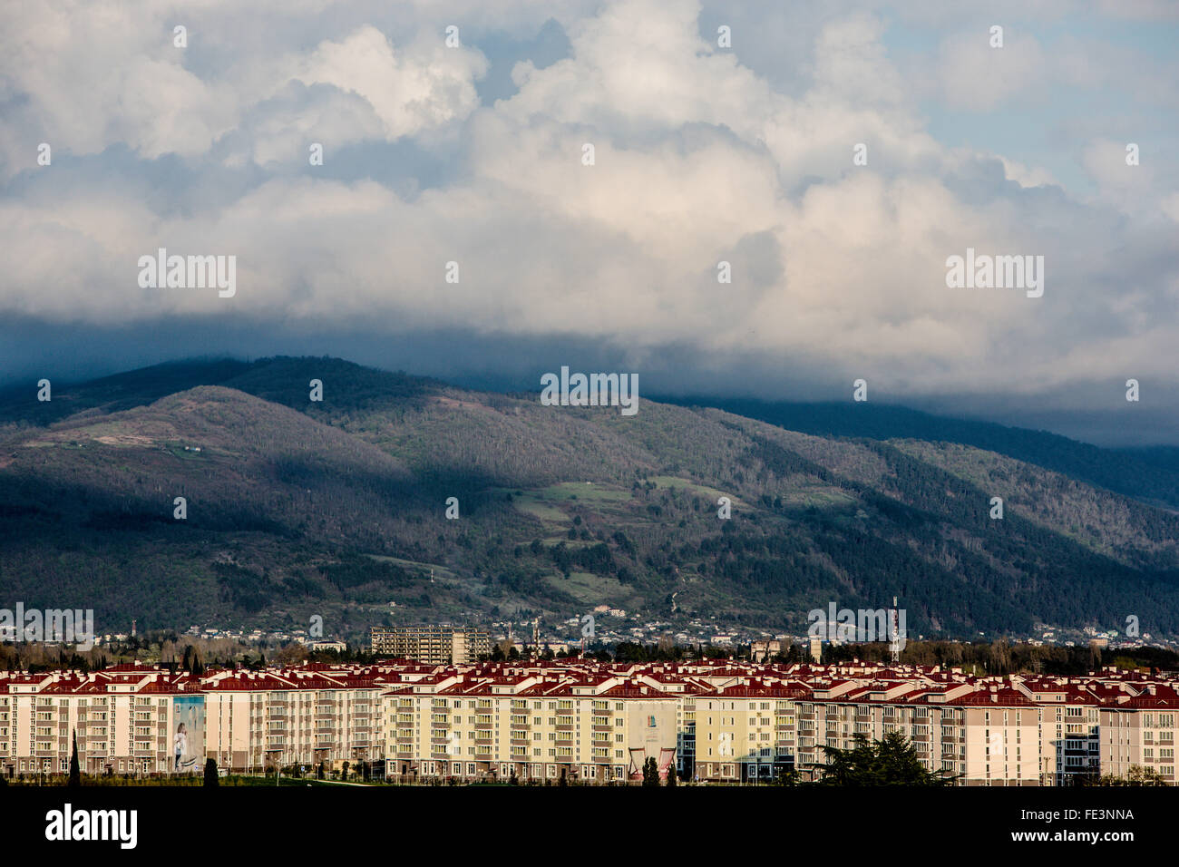 Villaggio Olmypic, Sochi davanti al Caucausus montagne Foto Stock