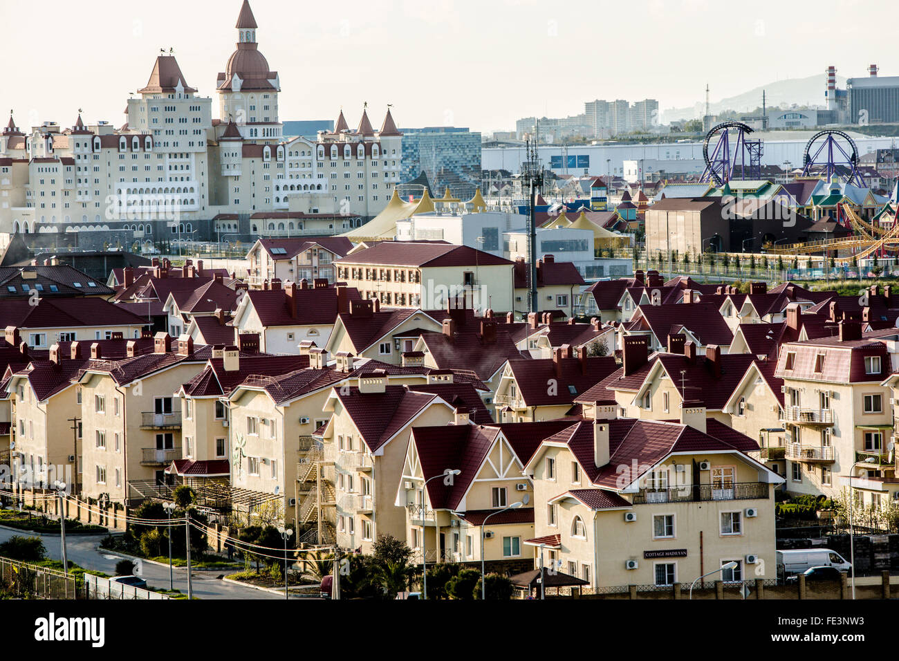 Villaggio Olmypic, Sochi davanti al Caucausus montagne Foto Stock