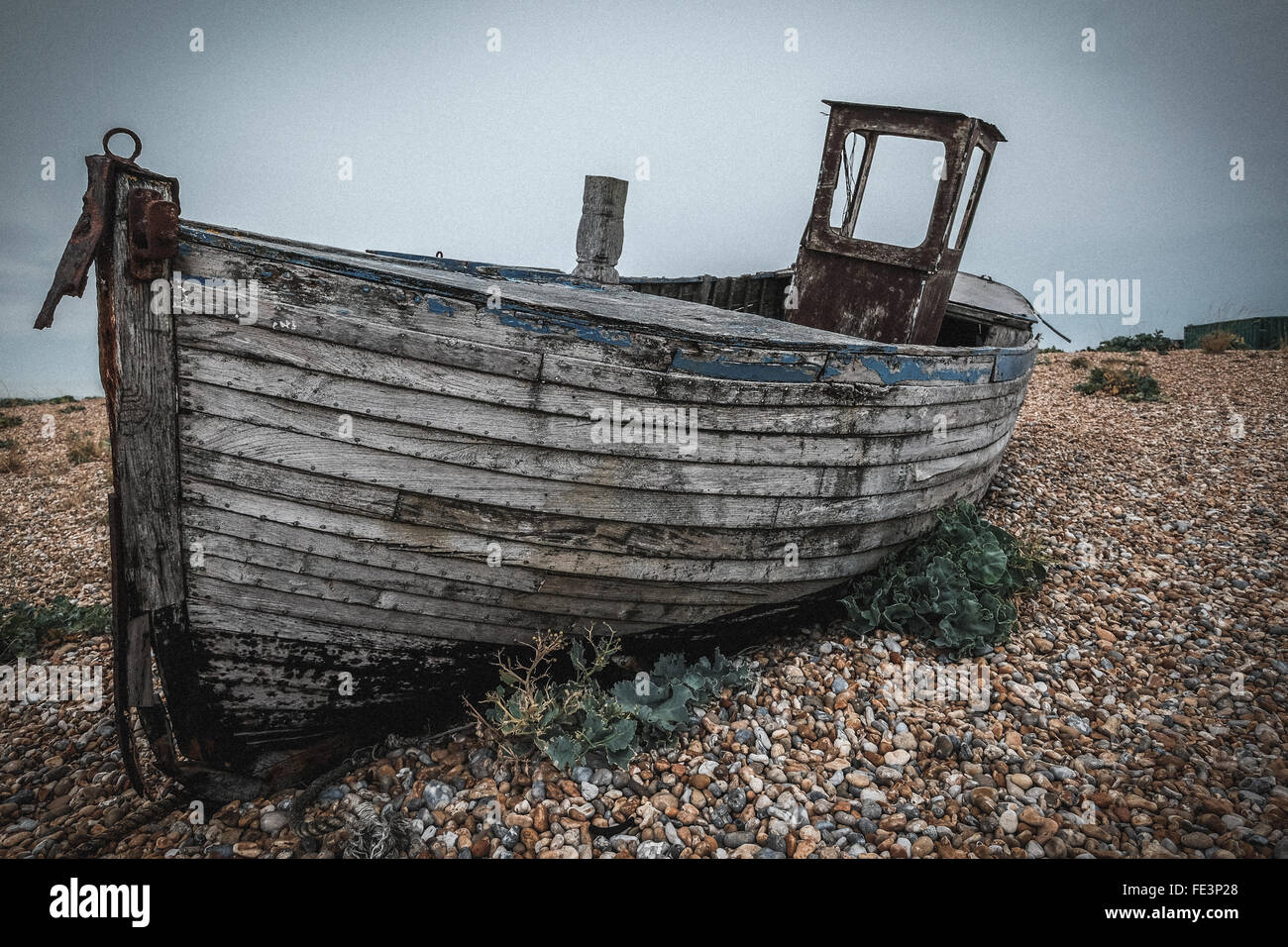 Barca sulla spiaggia di Dungeness, Kent, Regno Unito Foto Stock