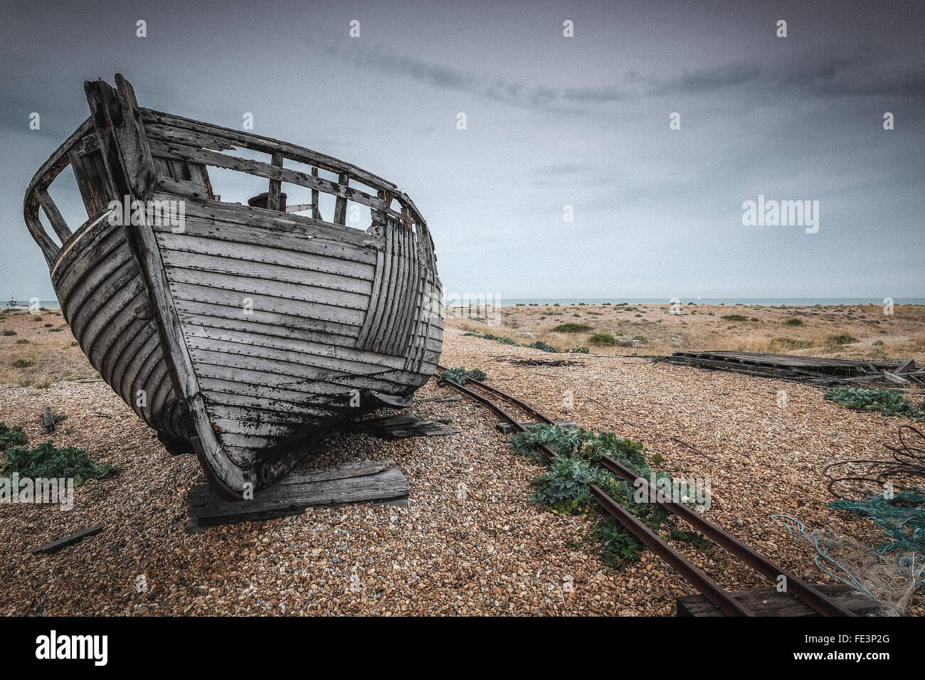 Barca sulla spiaggia di Dungeness, Kent, Regno Unito Foto Stock