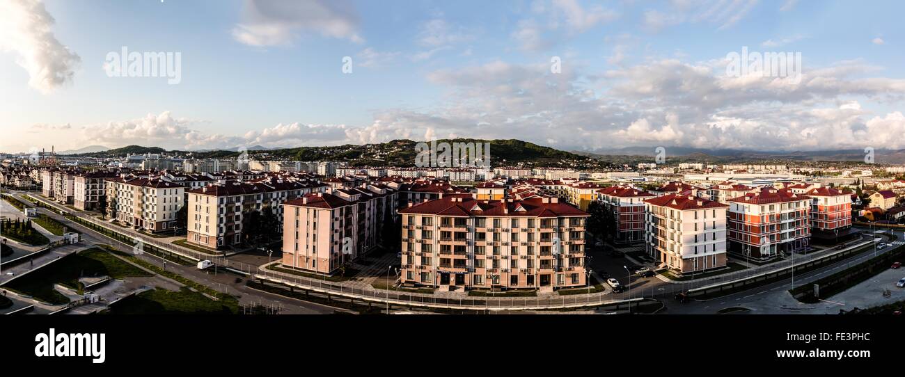 Villaggio Olmypic, Sochi davanti al Caucausus montagne Foto Stock