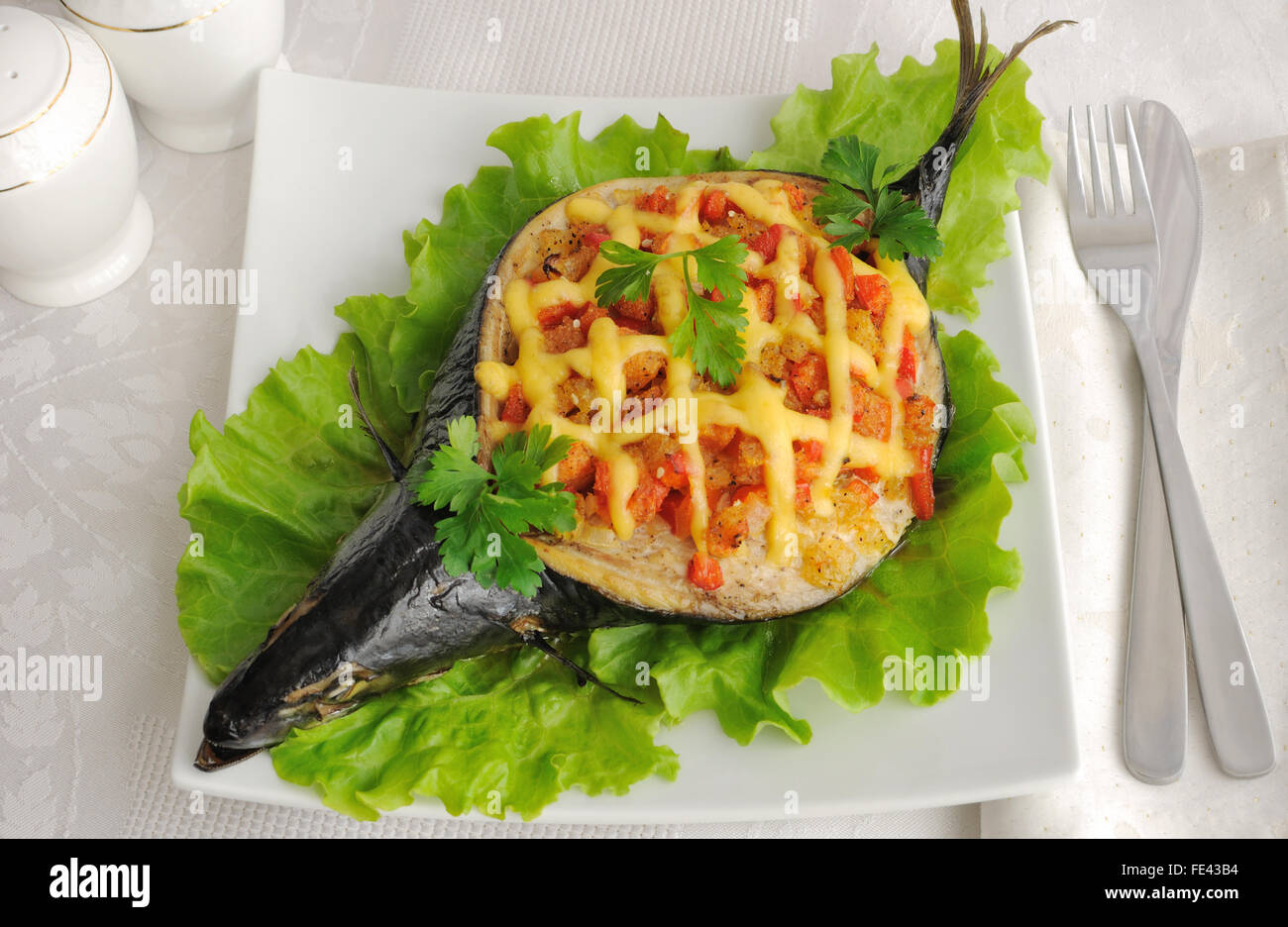 Il pesce (sgombro), ripieni di verdure e formaggio Foto Stock