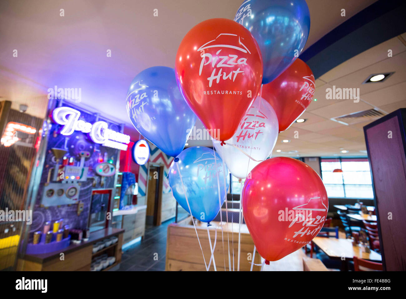 Pizza Hut palloncini all'interno di un Pizza Hut ristorante , Inghilterra Foto Stock