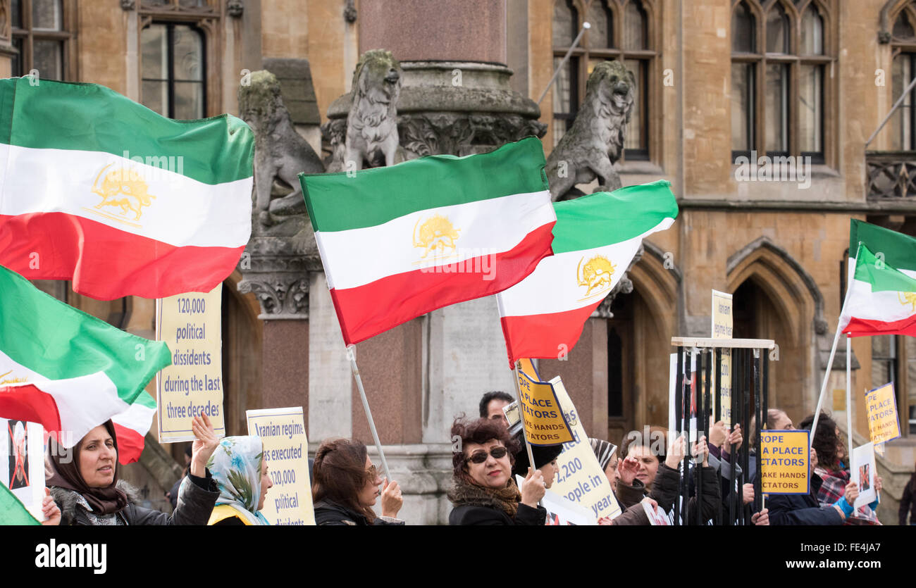 Londra, Regno Unito. 4 febbraio 2016. Gli esuli iraniani di prendere parte ad una manifestazione contro il ministro degli esteri iraniano che frequentano il siriano conferenza dei donatori. Credito: Ian Davidson/Alamy Live News Foto Stock