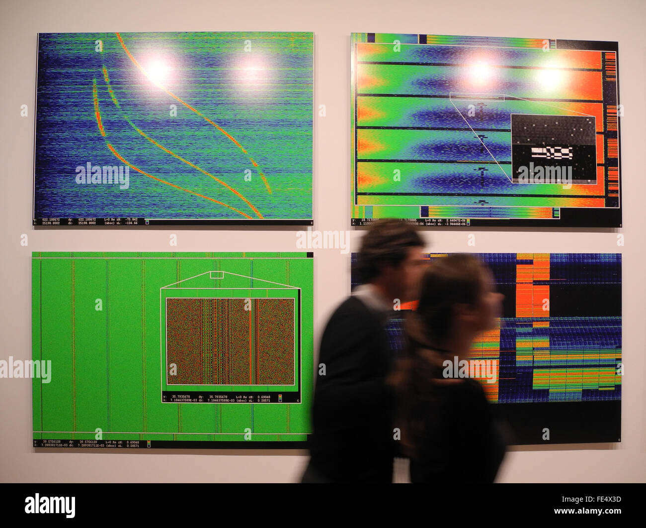 New York, NY, STATI UNITI D'AMERICA. 03Feb, 2016. Visitatori partecipare all'apertura della mostra "Astro rumore' da noi artista americana Laura Poitras del Whitney Museum of American Art di New York, NY, STATI UNITI D'AMERICA, 03 febbraio 2016. Foto: Johannes Schmitt-Tegge/dpa/Alamy Live News Foto Stock