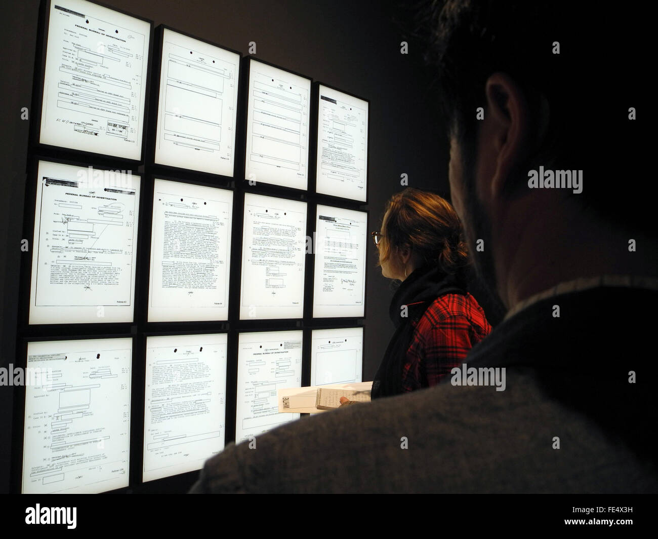 New York, NY, STATI UNITI D'AMERICA. 03Feb, 2016. Visitatori stand nella parte anteriore del FBI documenti, il cui rilascio Poitras depositata una tuta contro, in corrispondenza della apertura di noi artista americana Laura Poitras' mostra 'Astro rumore' del Whitney Museum of American Art di New York, NY, STATI UNITI D'AMERICA, 03 febbraio 2016. Foto: Johannes Schmitt-Tegge/dpa/Alamy Live News Foto Stock