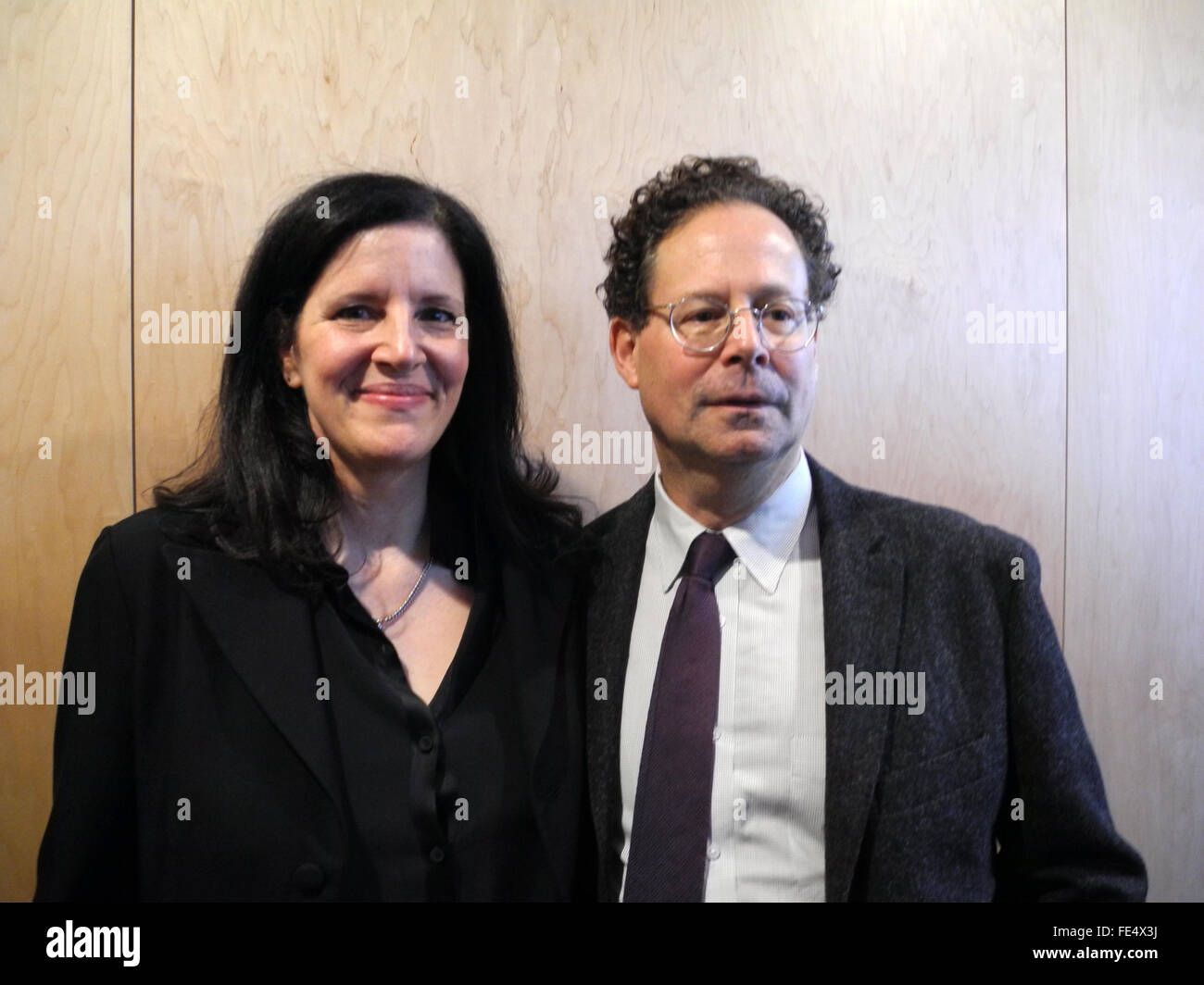 New York, NY, STATI UNITI D'AMERICA. 03Feb, 2016. Noi artista americana Laura Poitras stand con direttore del museo, Dirk Adam all'apertura della sua mostra 'Astro rumore' del Whitney Museum of American Art di New York, NY, STATI UNITI D'AMERICA, 03 febbraio 2016. Foto: Johannes Schmitt-Tegge/dpa/Alamy Live News Foto Stock