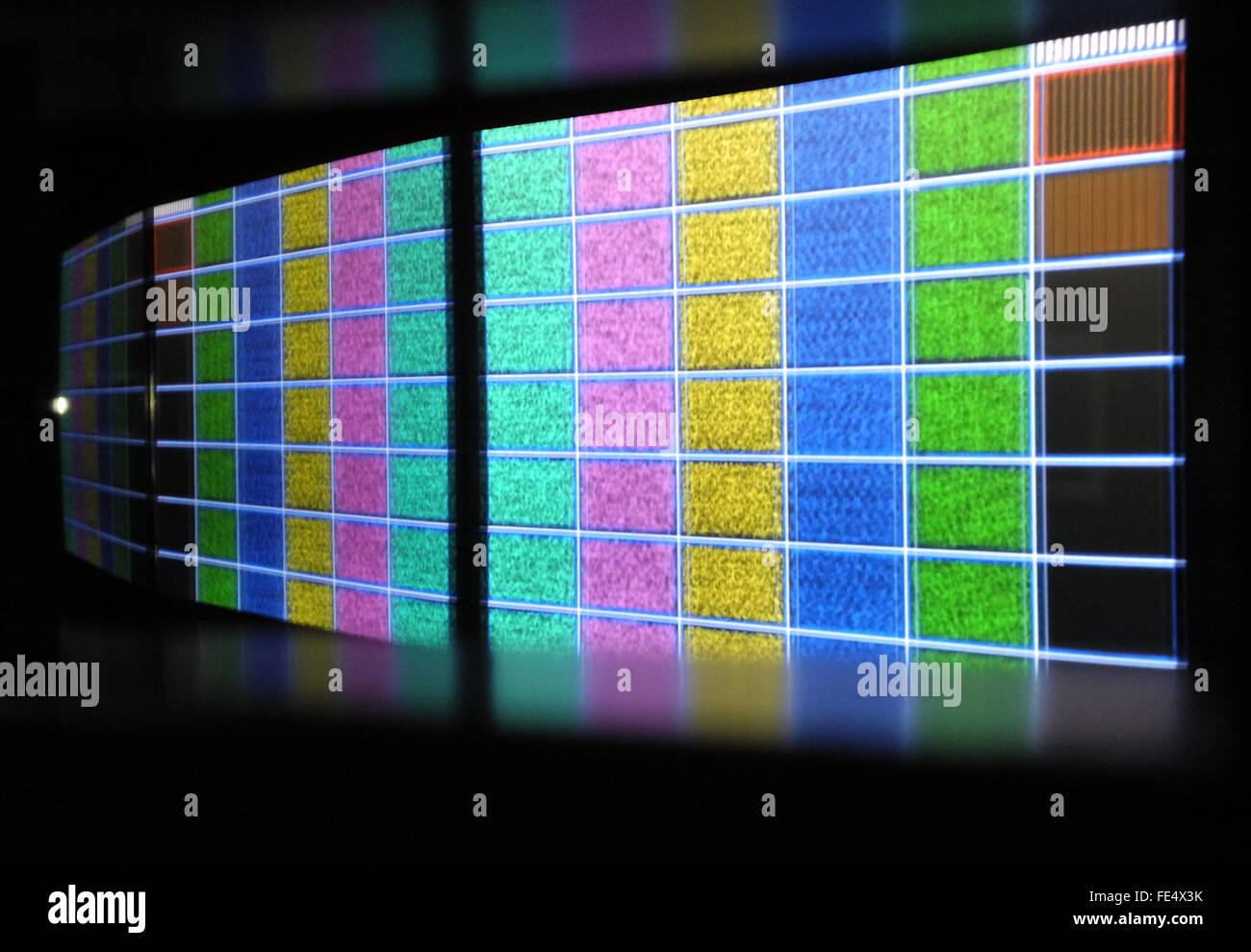New York, NY, STATI UNITI D'AMERICA. 03Feb, 2016. Animata di close-up di segnali intercettati dai britannici e segreto usa le agenzie di sicurezza GCHQ e NSA con loro "" anarchica programma può essere visto in apertura della mostra "Astro rumore' da noi artista americana Laura Poitras del Whitney Museum of American Art di New York, NY, STATI UNITI D'AMERICA, 03 febbraio 2016. Foto: Johannes Schmitt-Tegge/dpa/Alamy Live News Foto Stock