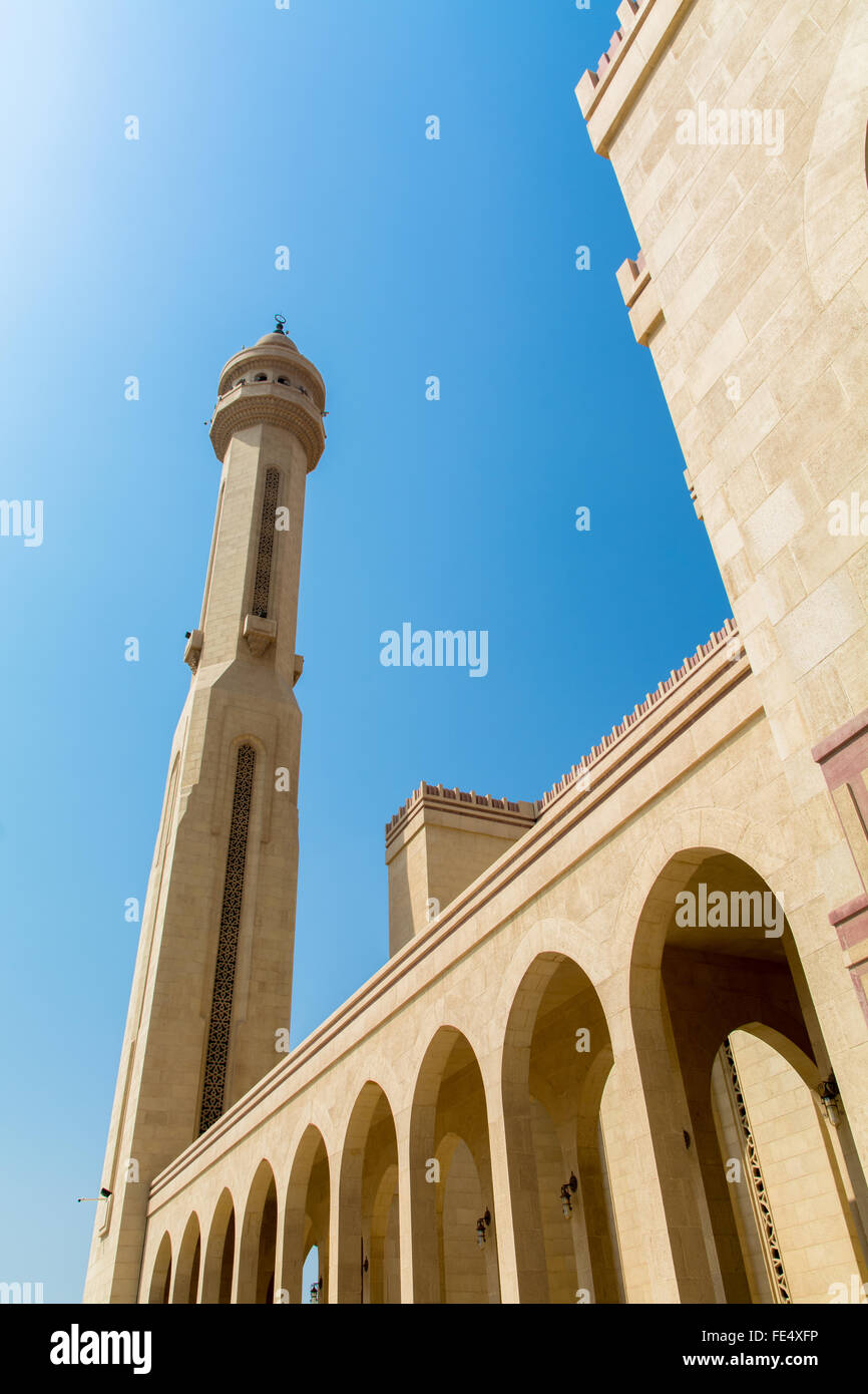 Basso angolo vista del minareto della moschea contro il cielo chiaro Foto Stock