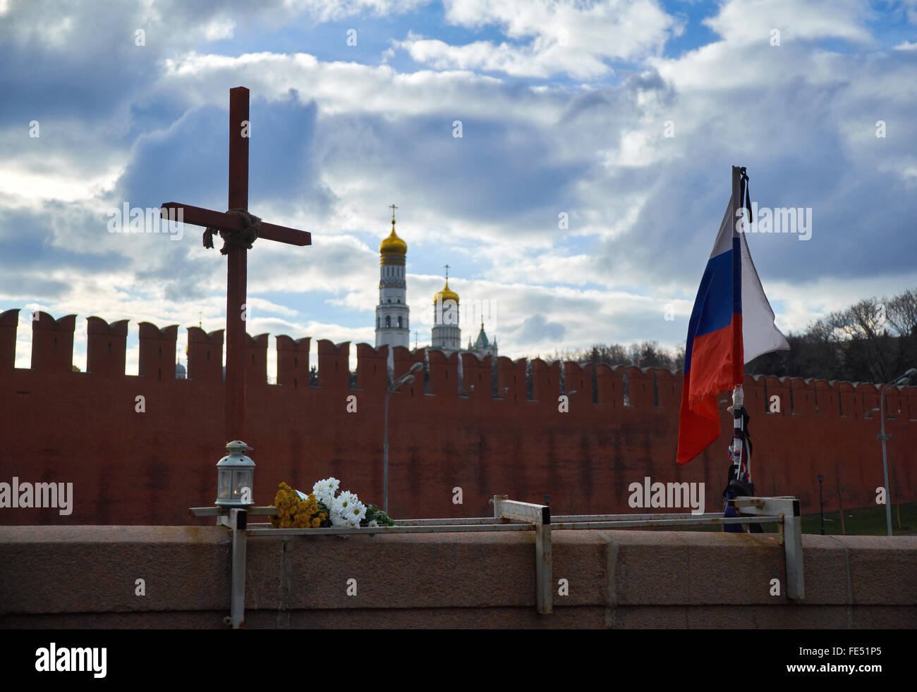 Mosca, Federazione Russa - Aprile 2, 2015, la croce e la bandiera della Russia a Boris Nemtsov omicidio posto vicino alla parete del Cremlino Foto Stock