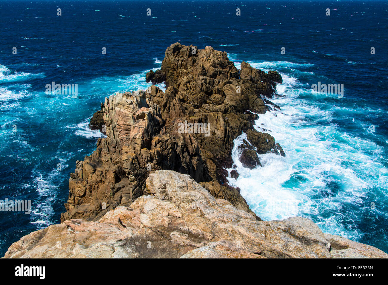 Vista oceano blu schizzi vecchio Cliff rocce Foto Stock