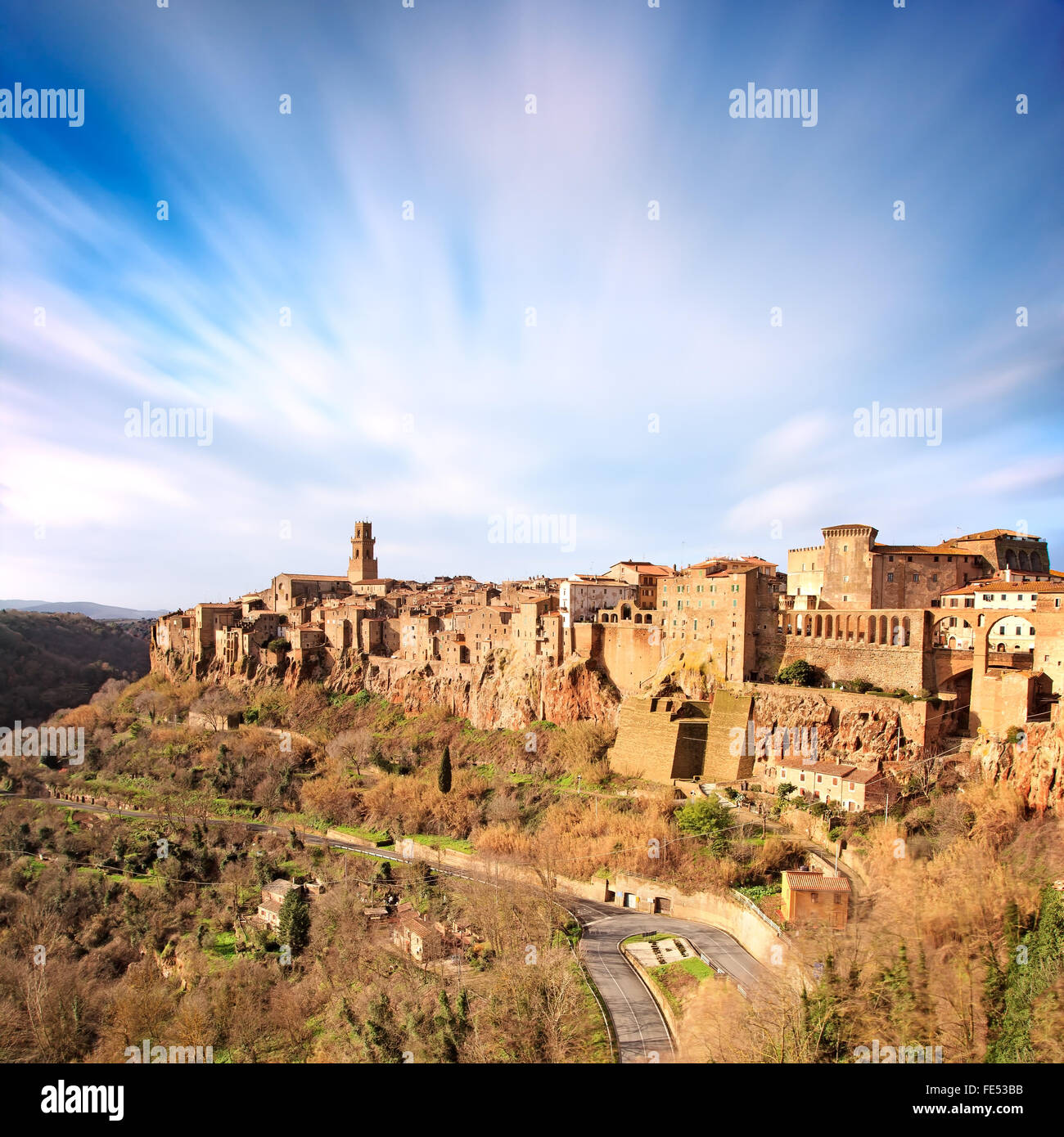 Toscana, Pitigliano borgo medievale sul tufo rocky hill. Paesaggio panoramico ad alta risoluzione Fotografia. L'Italia, l'Europa. Foto Stock