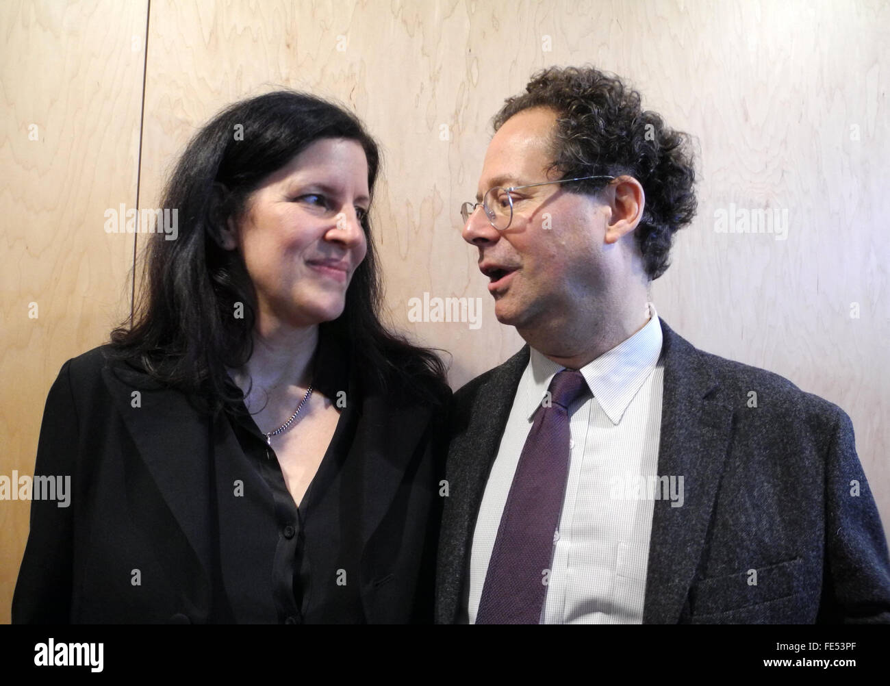 New York, NY, STATI UNITI D'AMERICA. 03Feb, 2016. Noi artista americana Laura Poitras stand con direttore del museo, Dirk Adam all'apertura della sua mostra 'Astro rumore' del Whitney Museum of American Art di New York, NY, STATI UNITI D'AMERICA, 03 febbraio 2016. Foto: Johannes Schmitt-Tegge/dpa/Alamy Live News Foto Stock