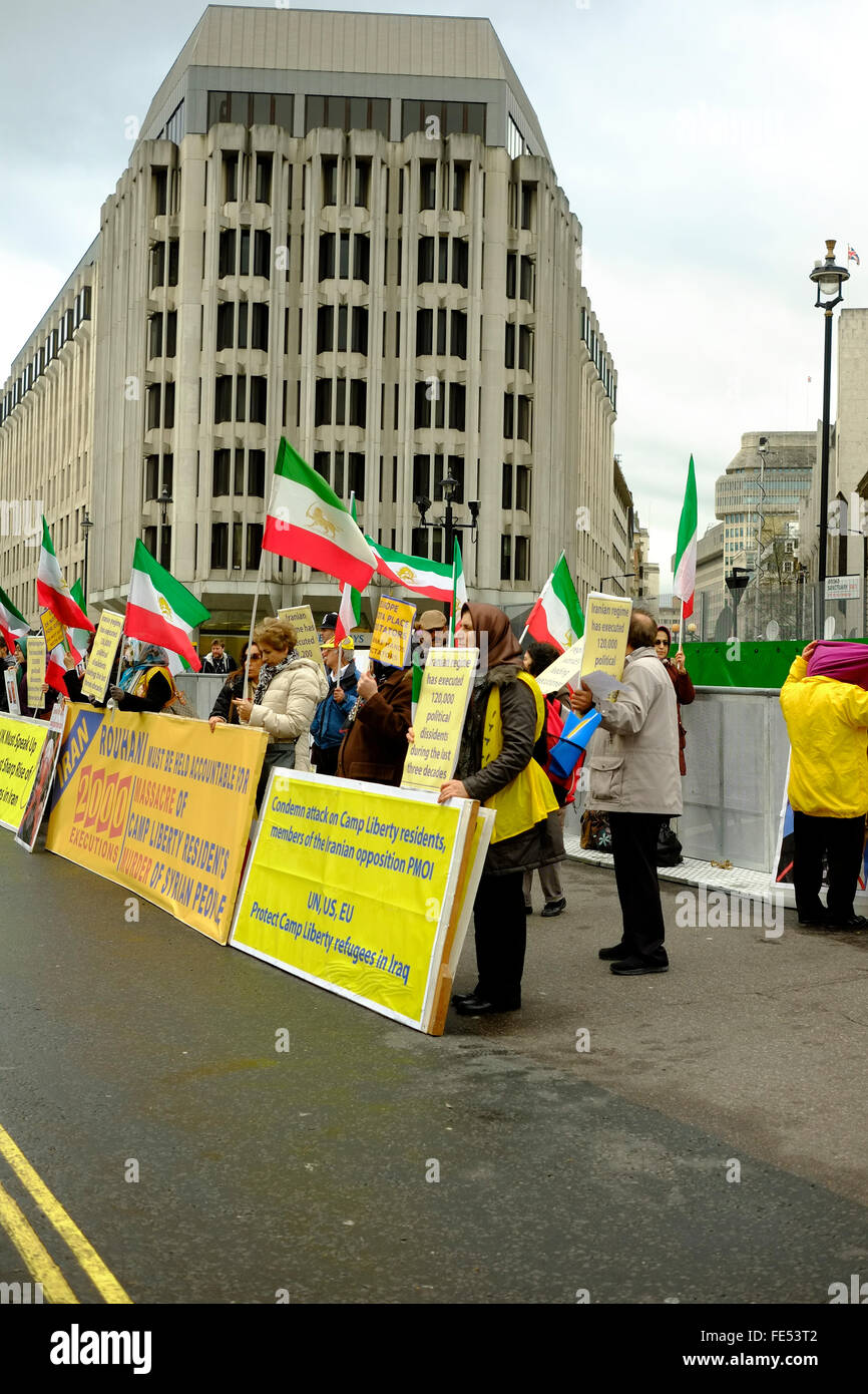 Londra, UK. 4° febbraio. 2016. Gli esuli iraniani protesta al di fuori del centro conferenze QE2 in Westminster durante il supporto di Siria Conferenza di Londra. Claire Doherty/Alamy Live News Foto Stock