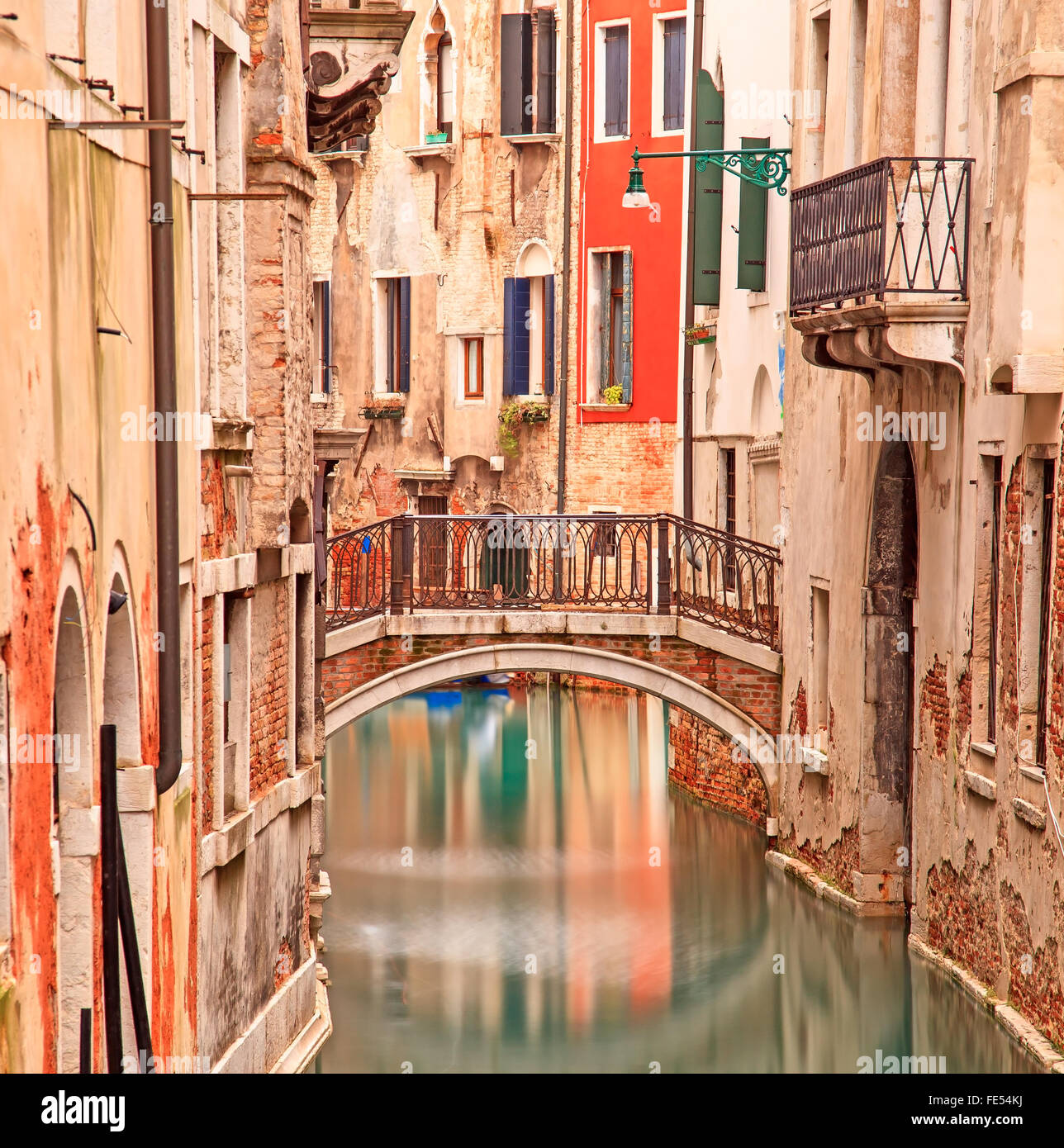 Venezia, ponte sul canale d'acqua e architettura tradizionale in una lunga esposizione fotografia. Foto Stock