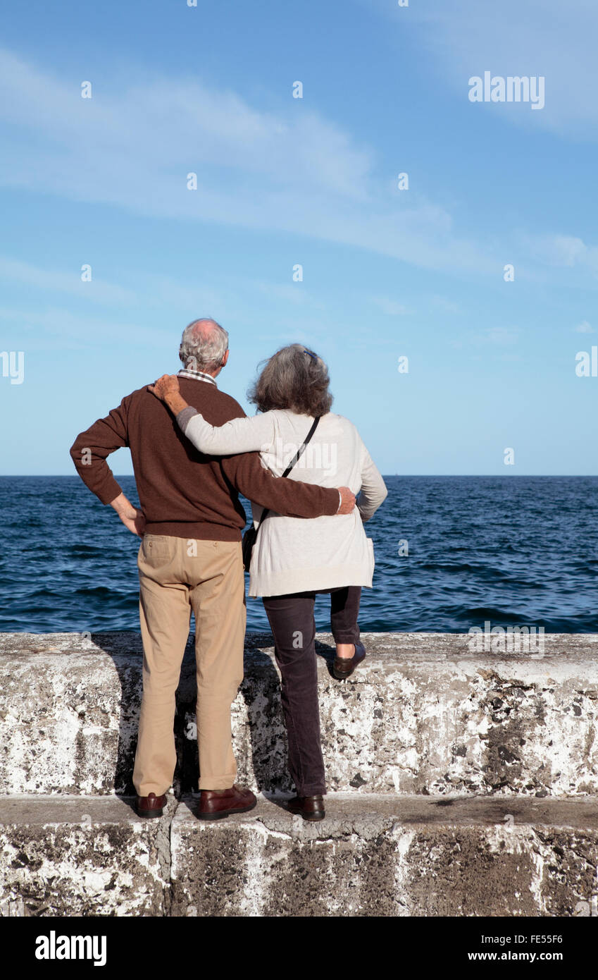 Coppia matura che guarda al mare, Kalk Bay, Sud Africa Foto Stock