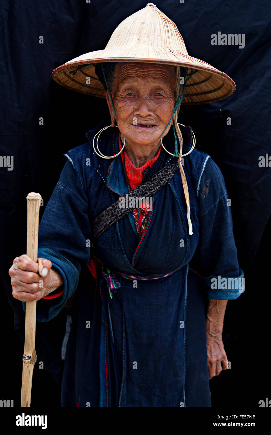 Vecchia donna Hmong in Vietnam del nord Foto Stock