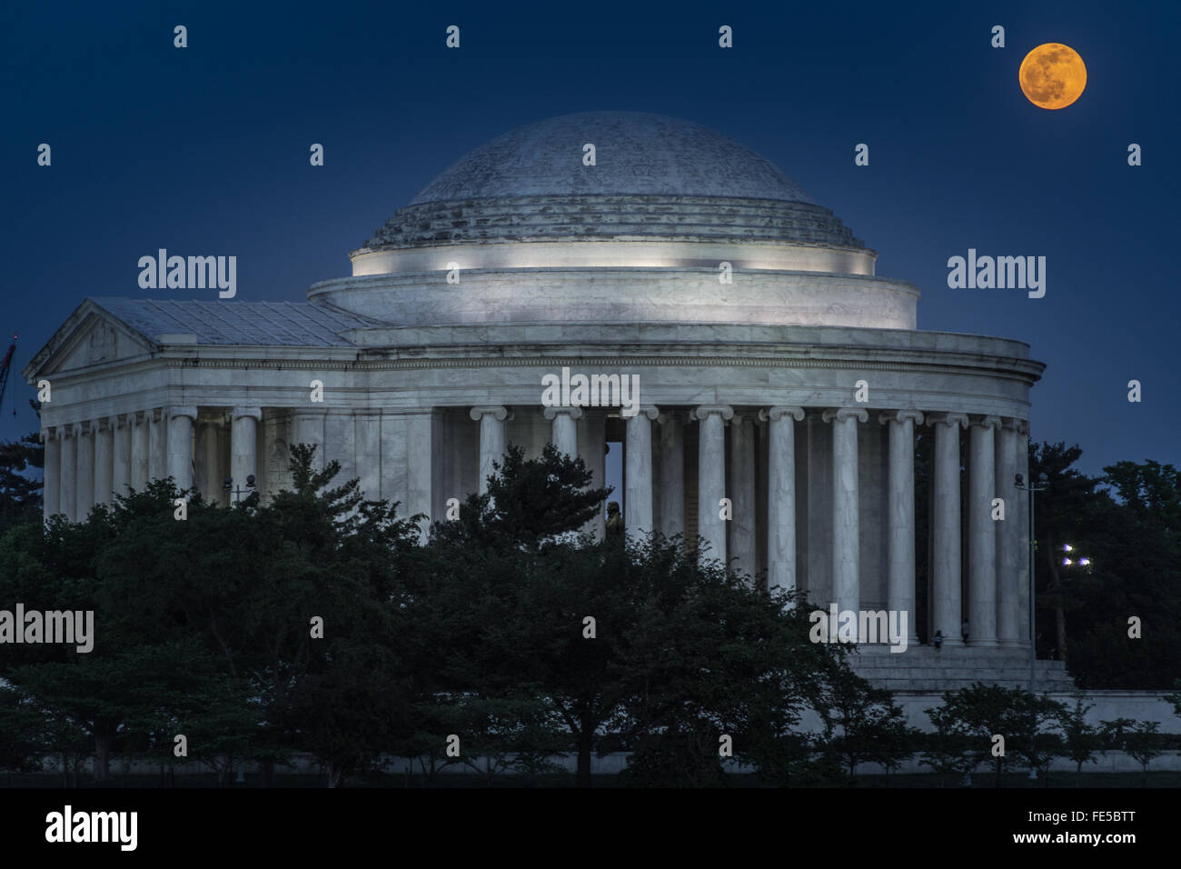 La piena 'Flower Moon" sorge sopra il Jefferson Memorial Foto Stock