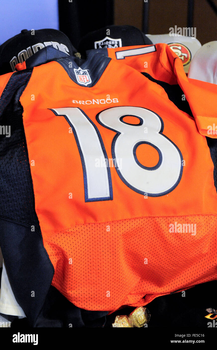 Giovedì, Febbraio 2016: la NFL e display di ghiaccio di una contraffazione di Denver ''Brondos'' jersey durante una conferenza stampa presso il Moscone Center, precedendo la Lega Nazionale di Football Americano Super Bowl 50 tra il Denver Broncos e Carolina Panthers. Eric Canha/CSM Foto Stock