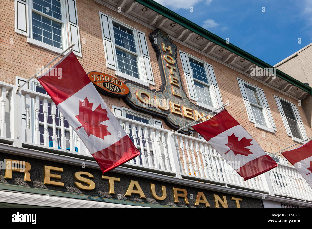 Facciata del Queens Hotel sulla strada principale di Barrie, Ontario. Foto Stock