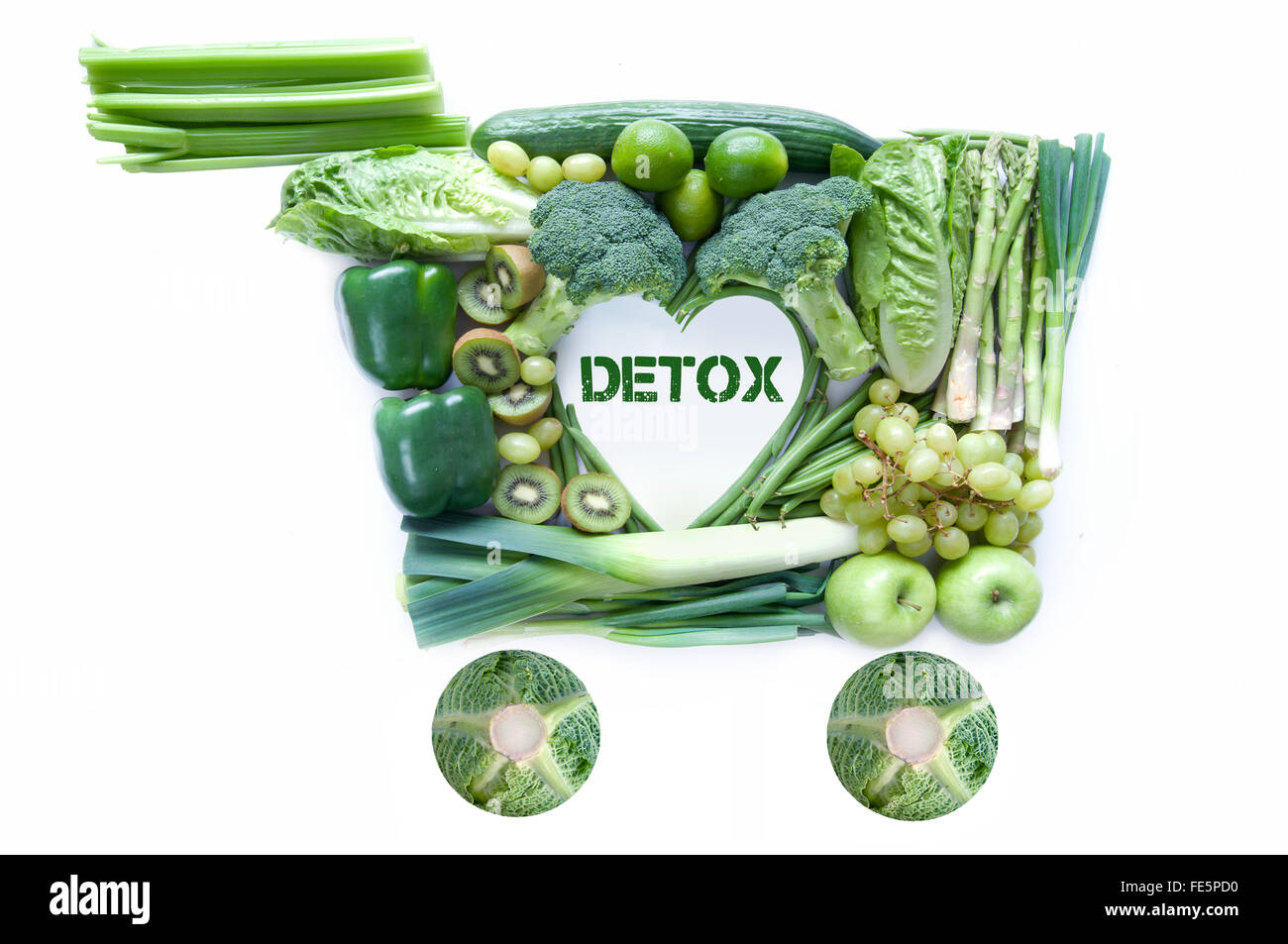 Fresco verde negozi di generi alimentari in forma di un carrello della spesa con detox nel centro Foto Stock