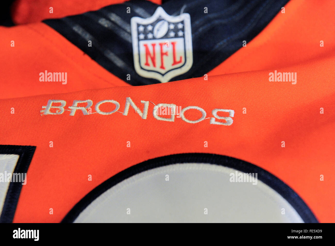 Giovedì, Febbraio 2016: la NFL e display di ghiaccio contraffazione di Peyton Manning jersey con un errata ''Broncos'' nel corso di una conferenza stampa presso il Moscone Center, precedendo la Lega Nazionale di Football Americano Super Bowl 50 tra il Denver Broncos e Carolina Panthers. Eric Canha/CSM Foto Stock
