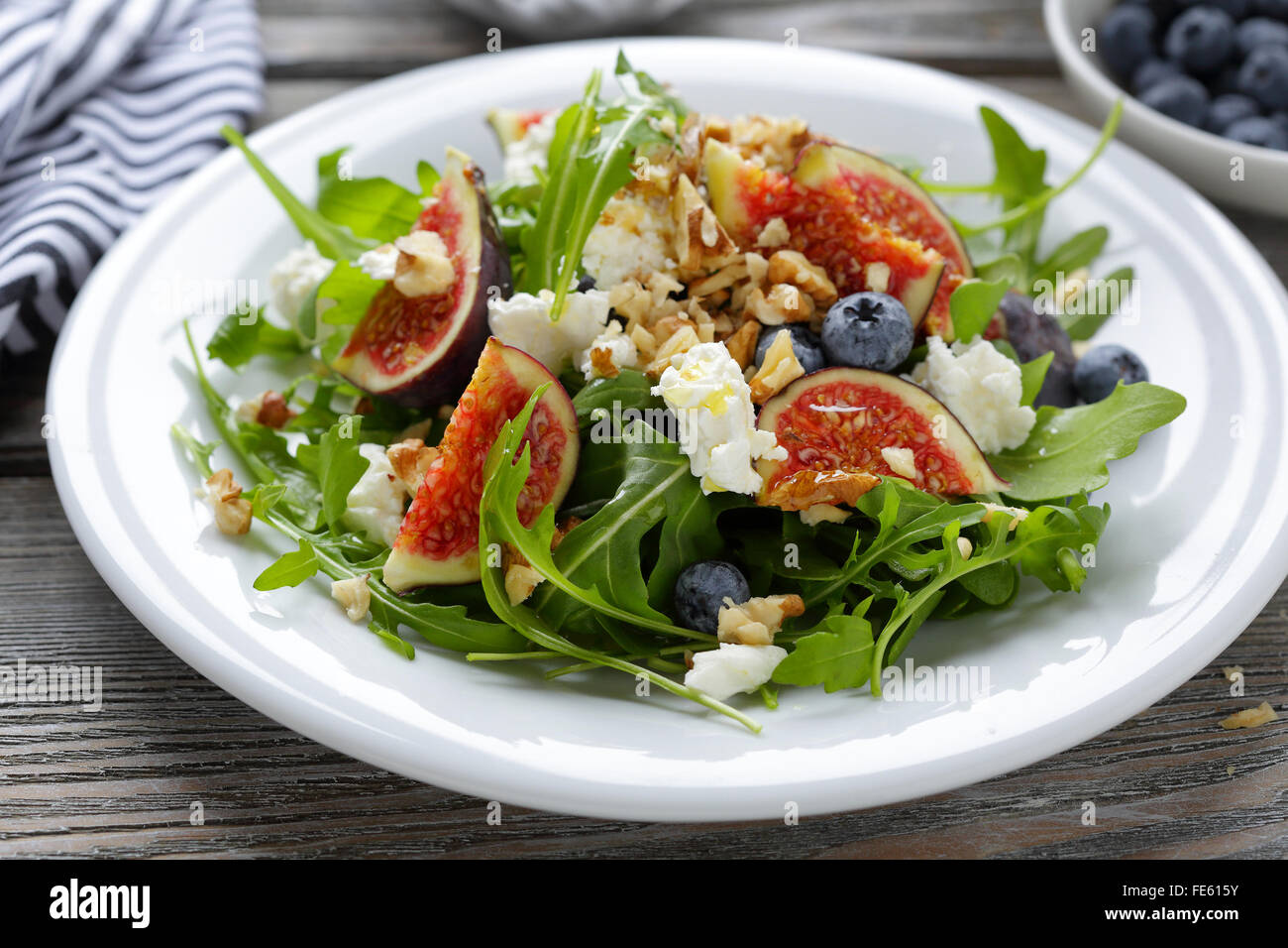 Insalata fresca con figure su piastra Foto Stock