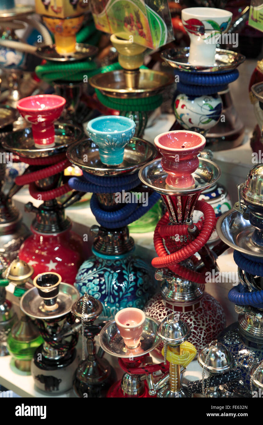 Colorata ceramica Turca Hookah tubi ad Istanbul in Turchia Foto Stock