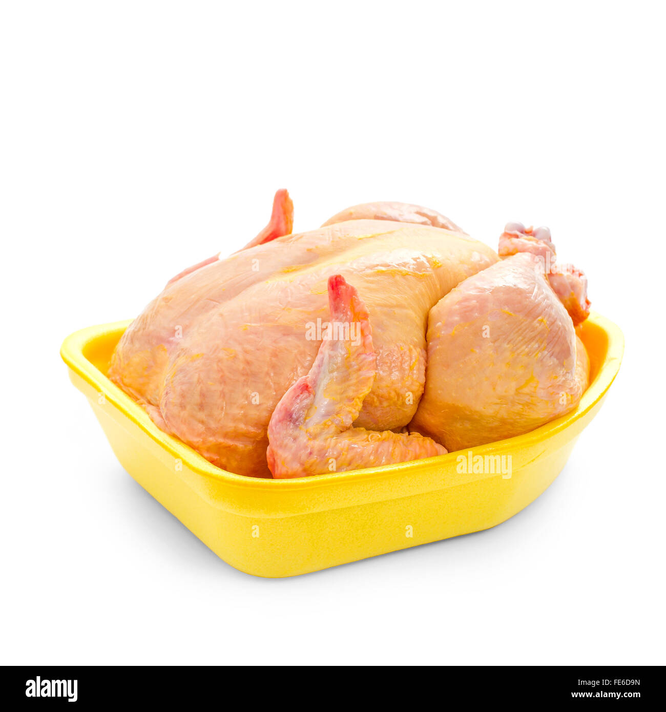 Pollo nutrito con mais in giallo il confezionamento di vassoio su sfondo bianco Foto Stock