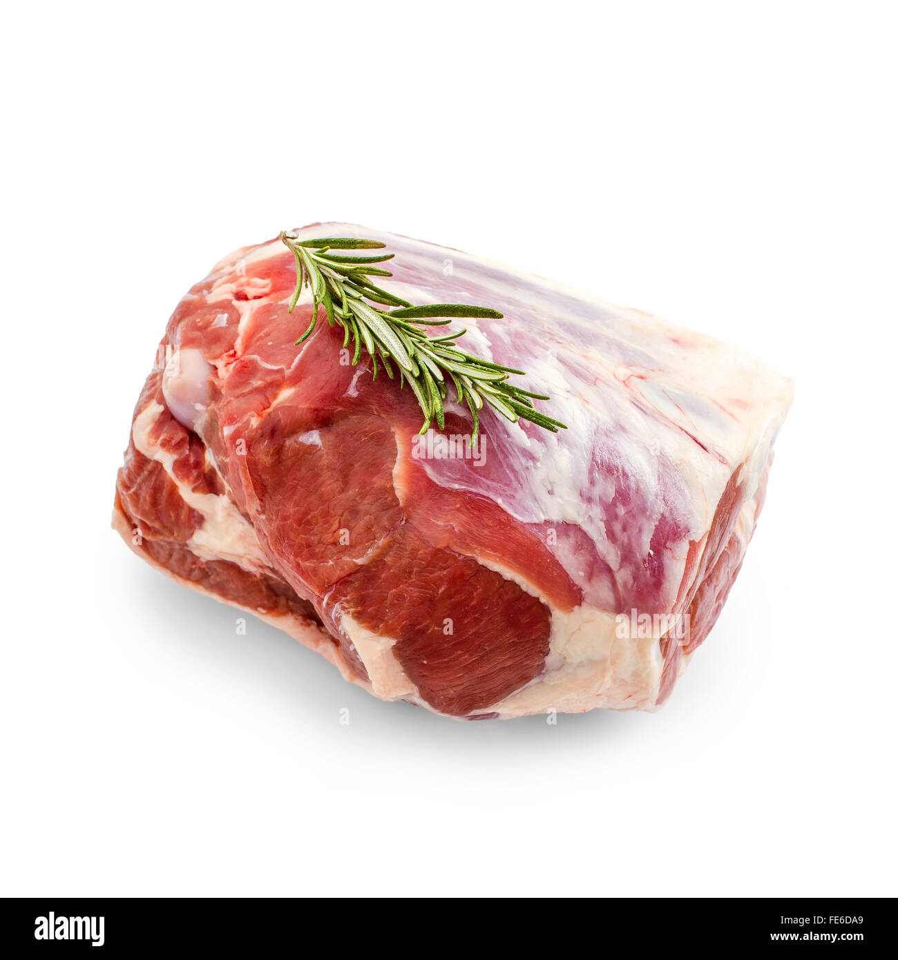 Raw gamba di agnello con rosmarino rametto isolato su bianco Foto Stock