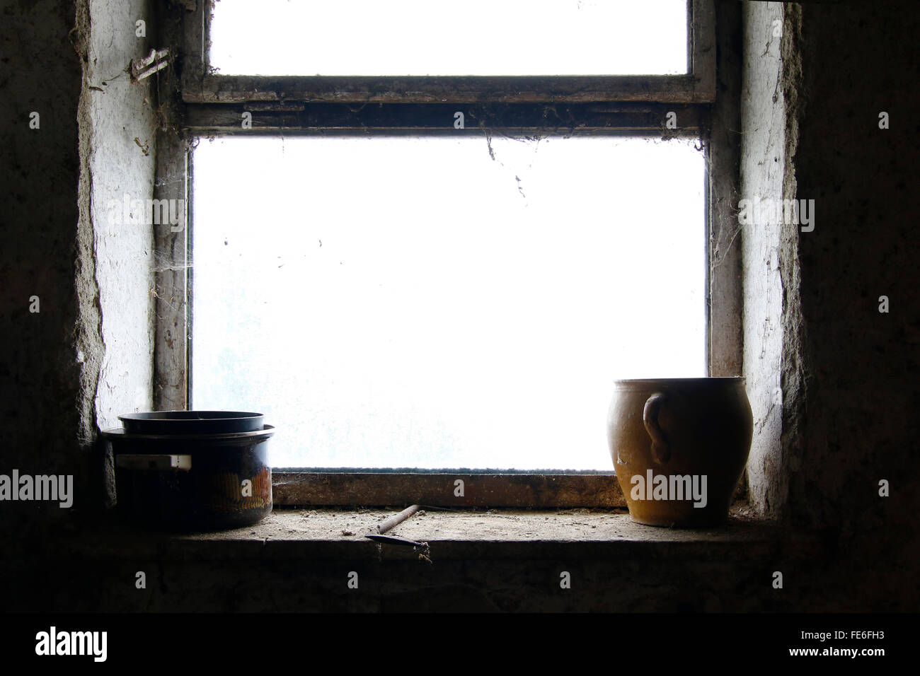 Vecchie pentole e porcellanato jar sulla finestra Foto Stock