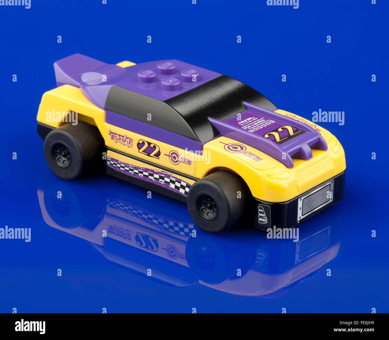 Lego racer giocattolo auto su sfondo blu Foto Stock