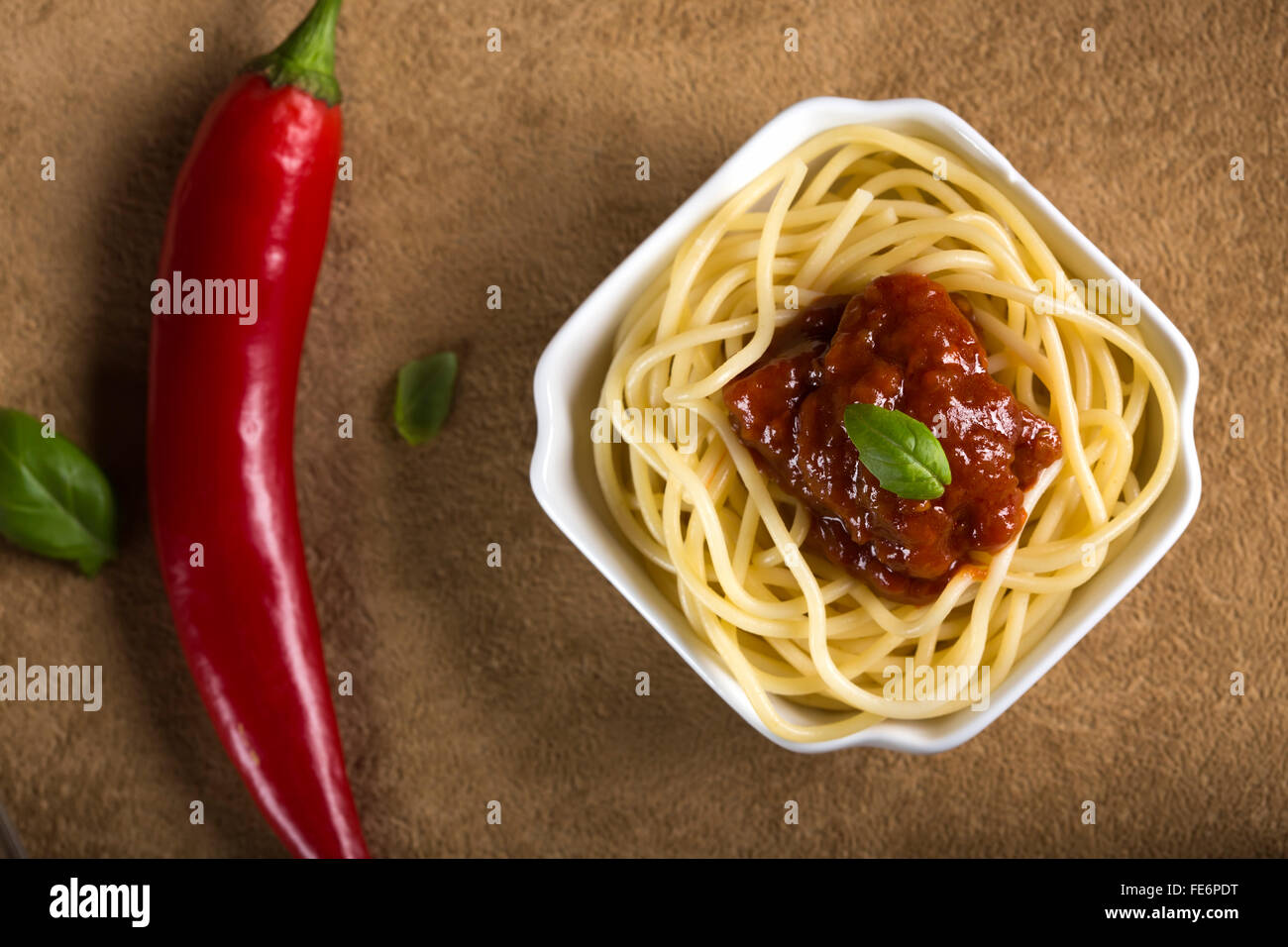 Spaghetti con salsa di pomodoro e basilico in una ciotola bianco Foto Stock