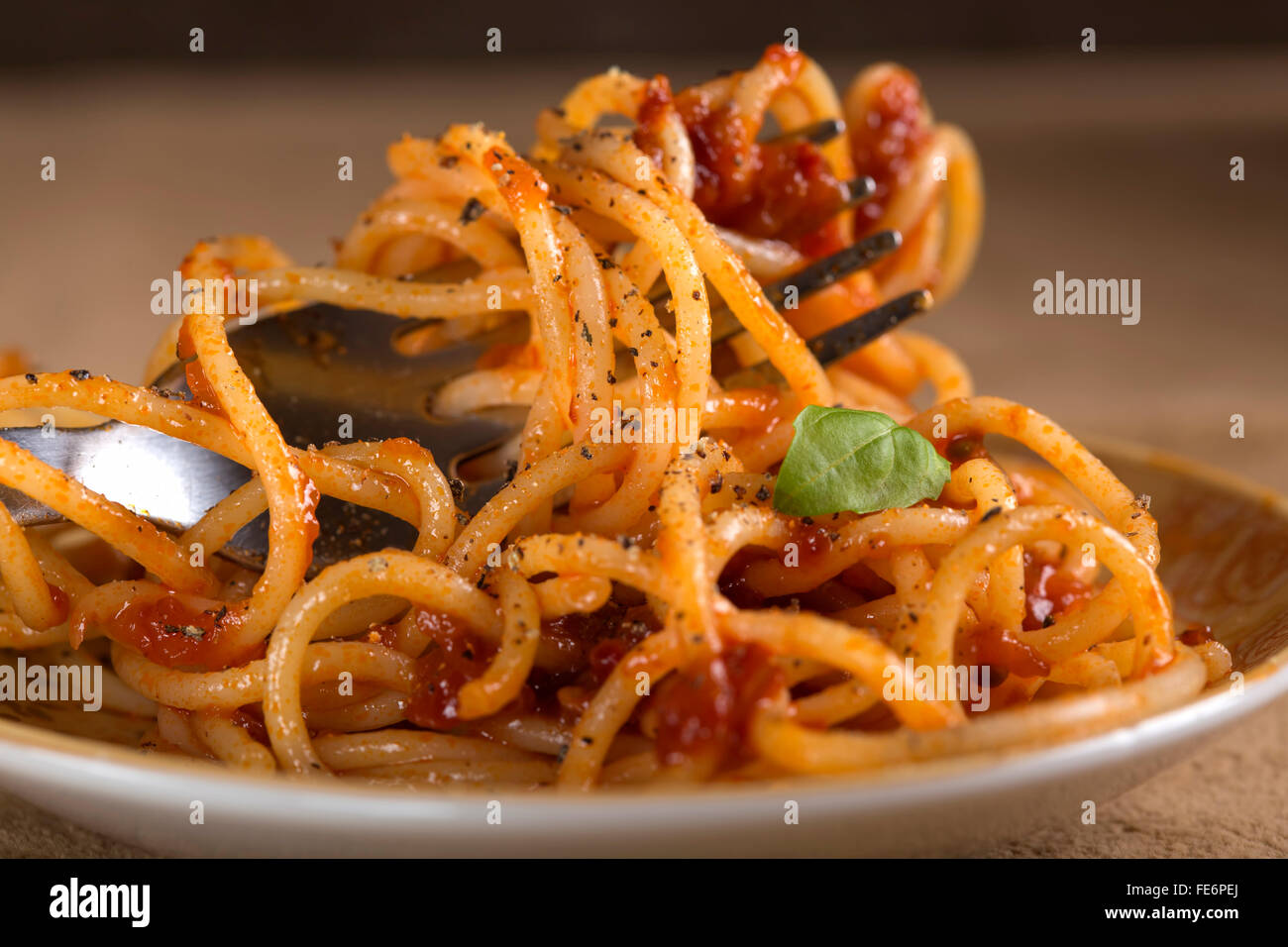 Spaghetti con salsa di pomodoro e la forcella close up Foto Stock