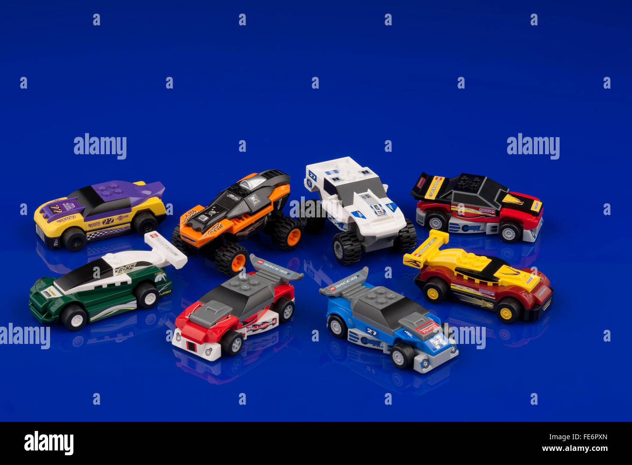 Collezione di Lego racers su uno sfondo blu Foto Stock