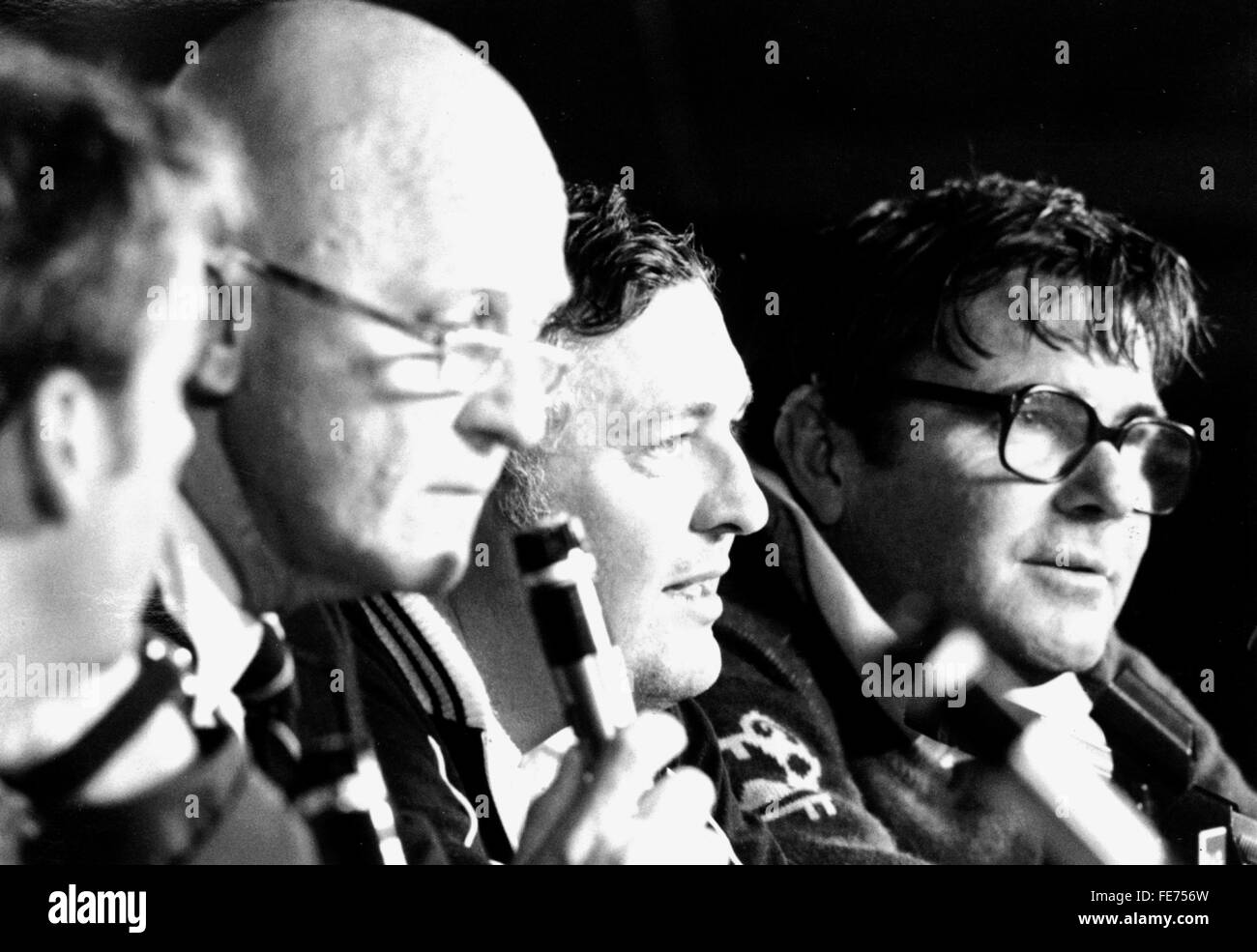 AJAXNETPHOTO - Newport, Rhode Island, 1980 - COPPA AMERICA CONFERENZA STAMPA - (L-R) BILL FICKER CON (centro) AUSTRALIAN SYNDICATE BOSS ALAN BOND E LA SUA TACTICIAN E DESIGNER BEN LEXCEN (BOB Miller). Foto:JONATHAN EASTLAND/AJAX REF:HDD PEO BOND AMC1980 Foto Stock