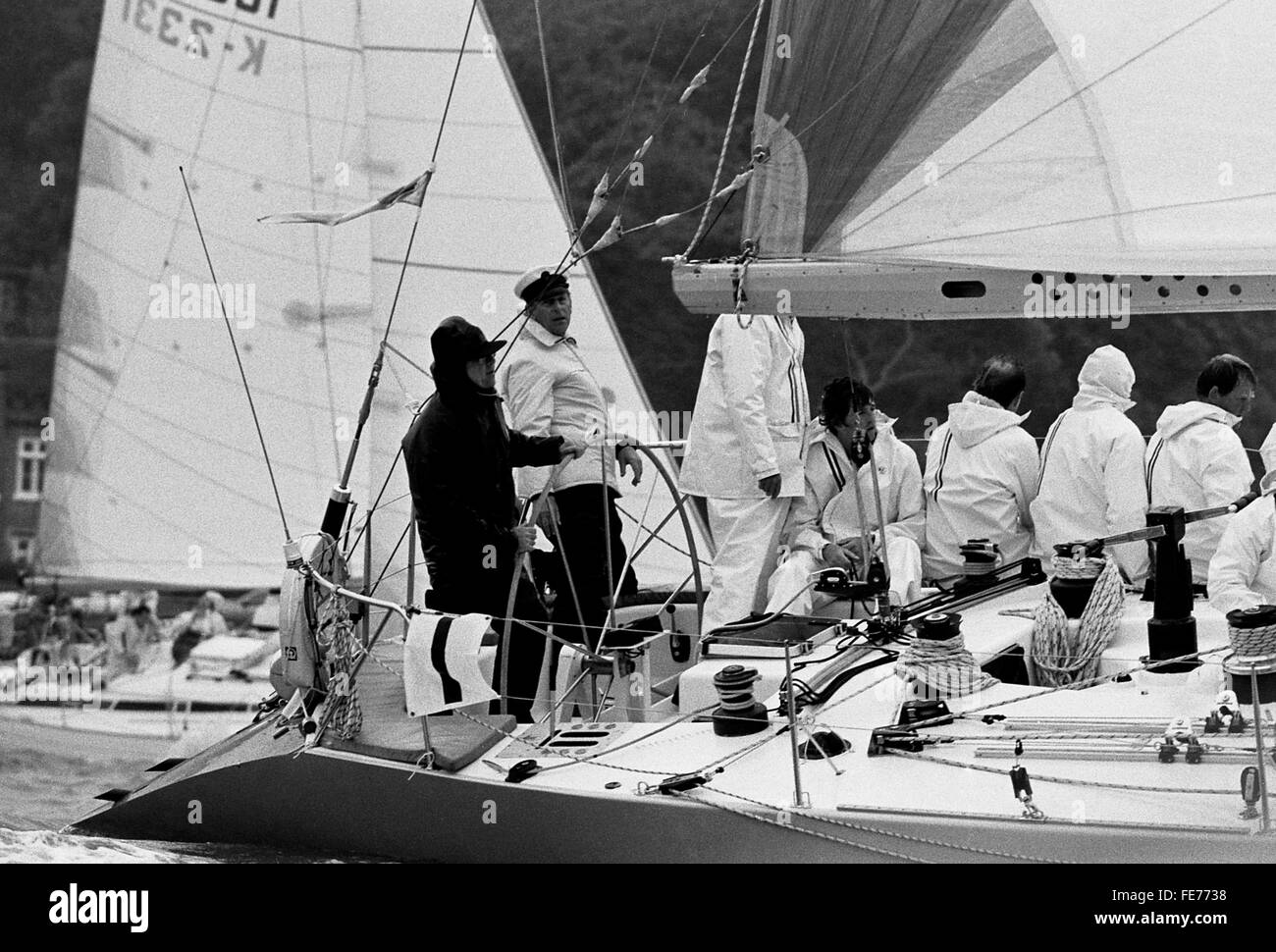 AJAXNETPHOTO. Agosto, 1985. COWES, Inghilterra, - DUKE IN MARE - S.A.R. il Principe Filippo del Duca di Edimburgo IN STERNSHEETS DI OWEN AISHER'S YEOMAN VENTISEI ALL'INIZIO DELLA BRITANNIA Cup gara. Foto;JONATHAN EASTLAND/AJAX REF:860308 27 Foto Stock