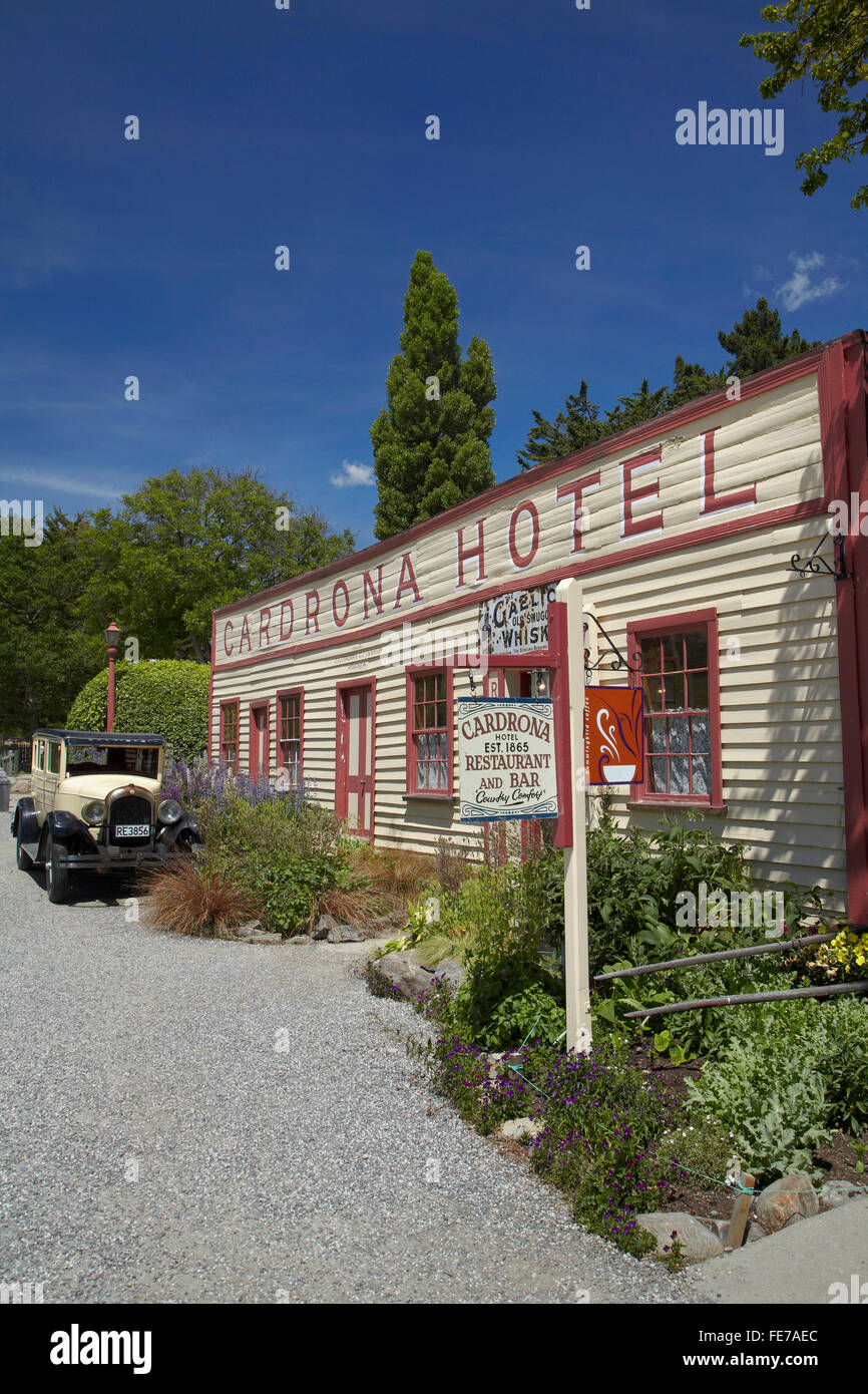 Historic Cardrona Hotel e auto d'epoca, vicino a Wanaka, Isola del Sud, Nuova Zelanda Foto Stock