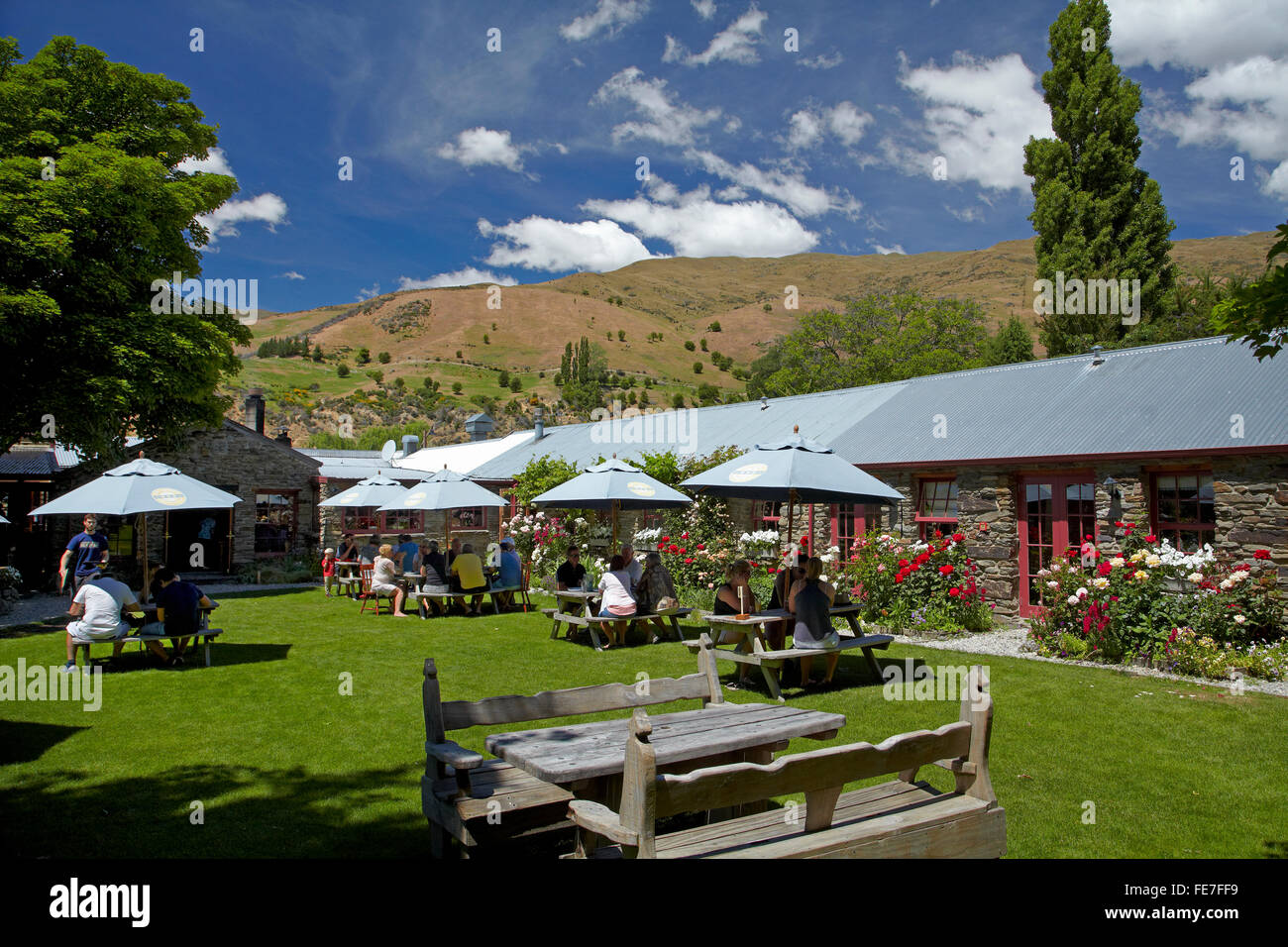 Diners al di fuori alla storica Cardrona Hotel, vicino a Wanaka, Isola del Sud, Nuova Zelanda Foto Stock