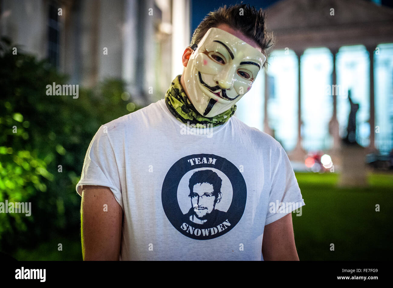 Manifestante mascherato in Edward Snowden t-shirt, milioni di maschera Marzo, Londra 2014 Foto Stock