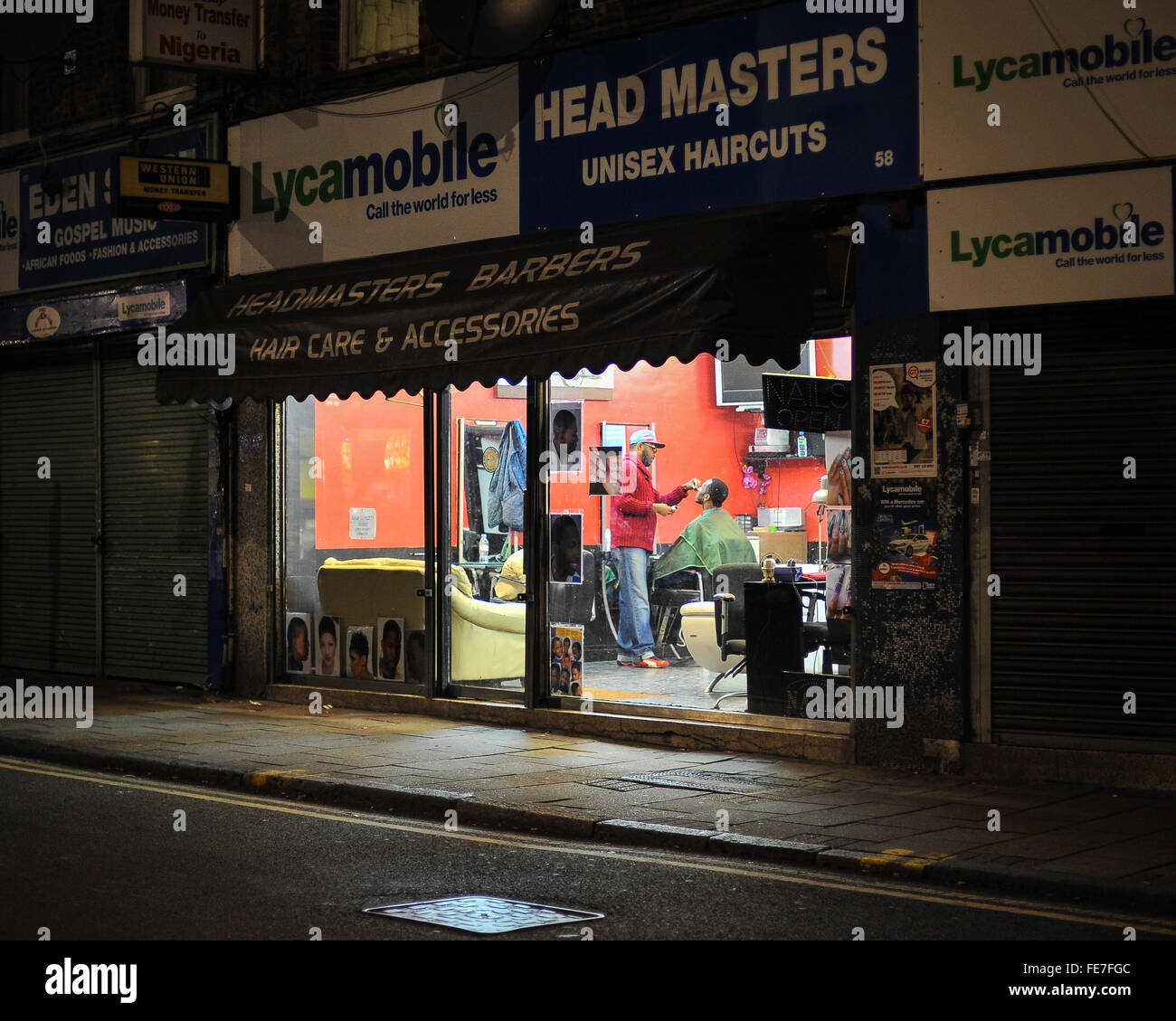 Etnia barbiere di notte, Tottenham, Nord di Londra Foto Stock