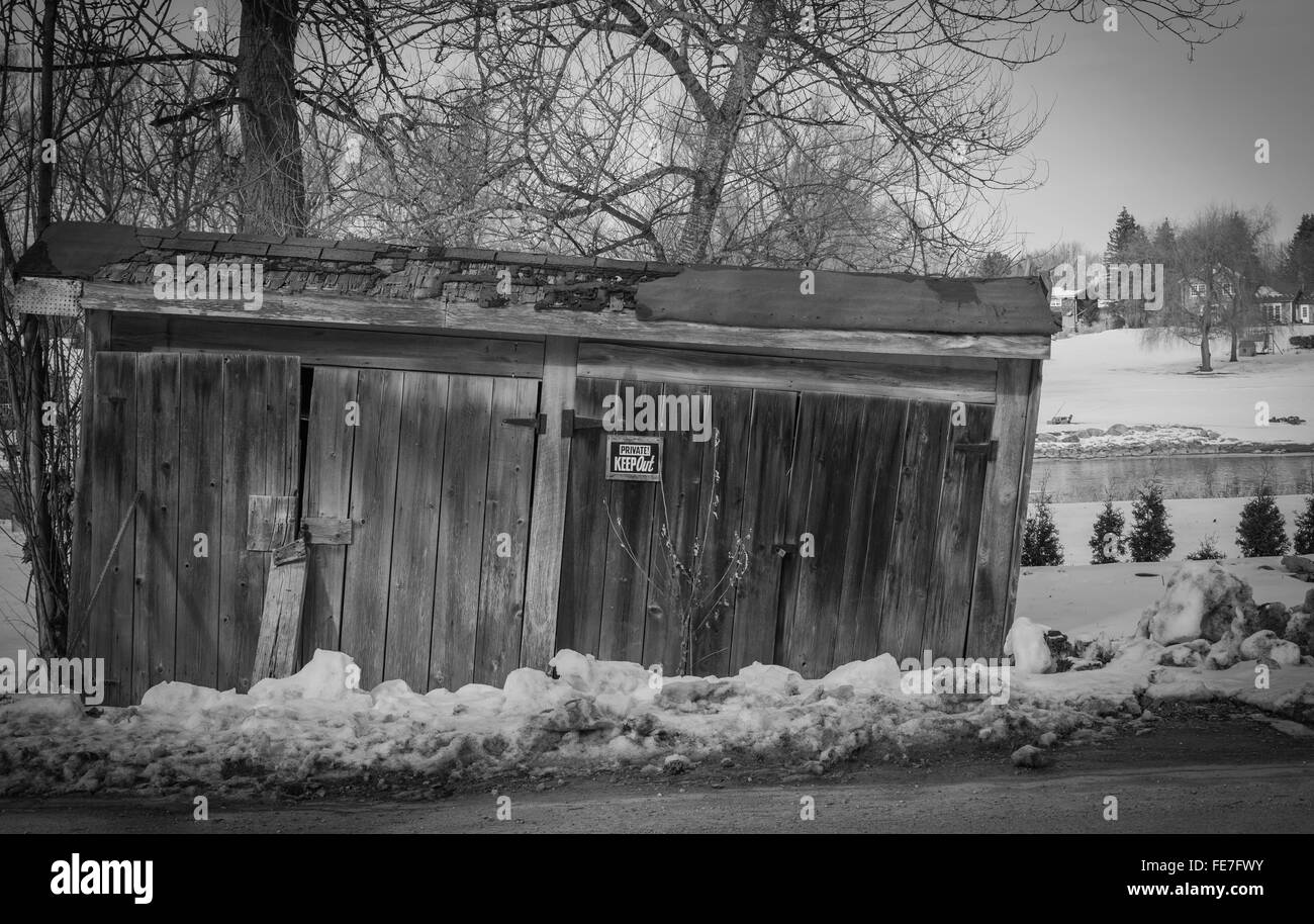 Sgangherate - sbilenco vecchio capannone a lato di una strada di campagna Foto Stock