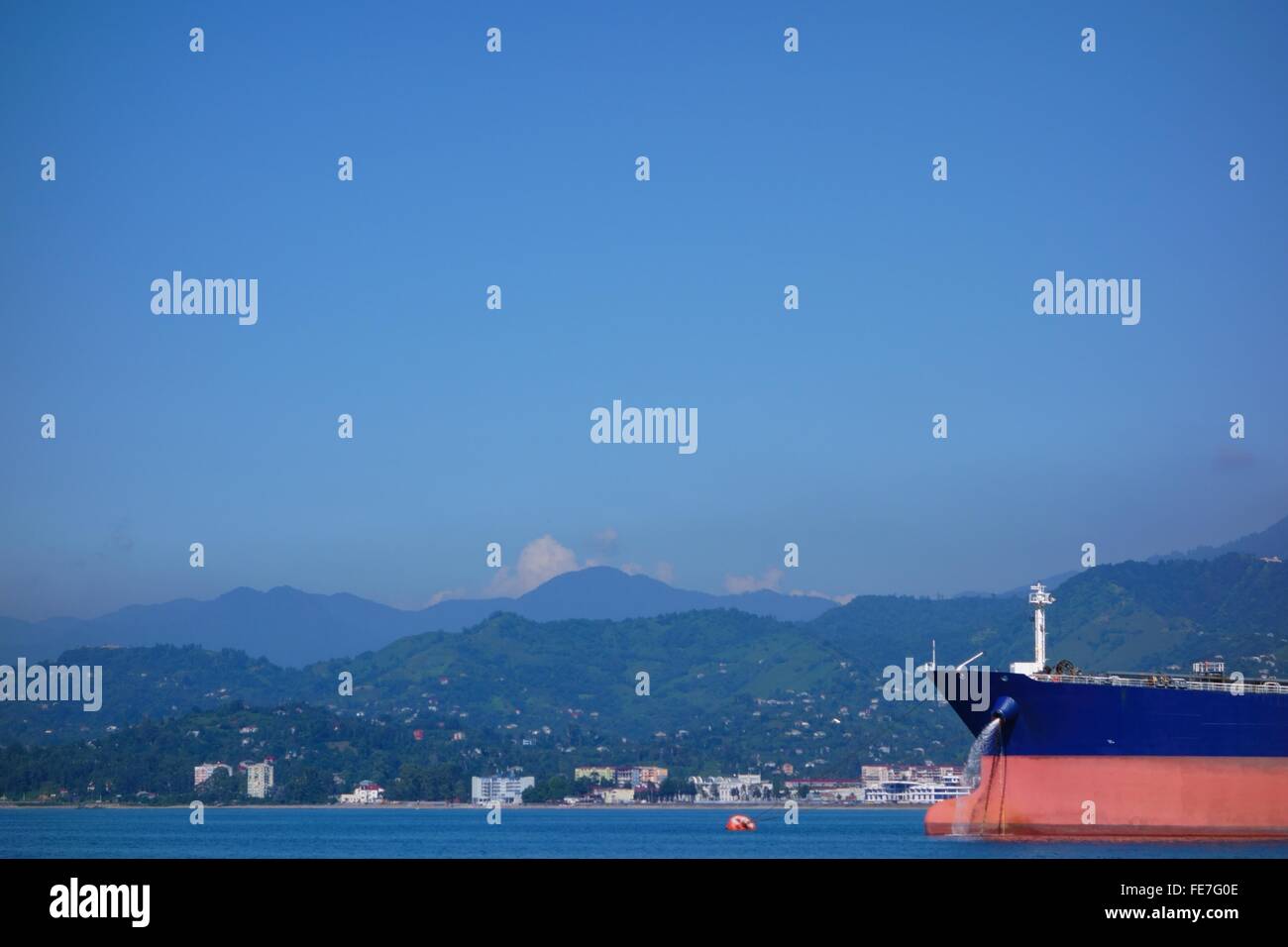 Petroliera ancorata al di fuori di Batumi terminale di olio su una soleggiata giornata estiva a Batumi, Georgia. Foto Stock