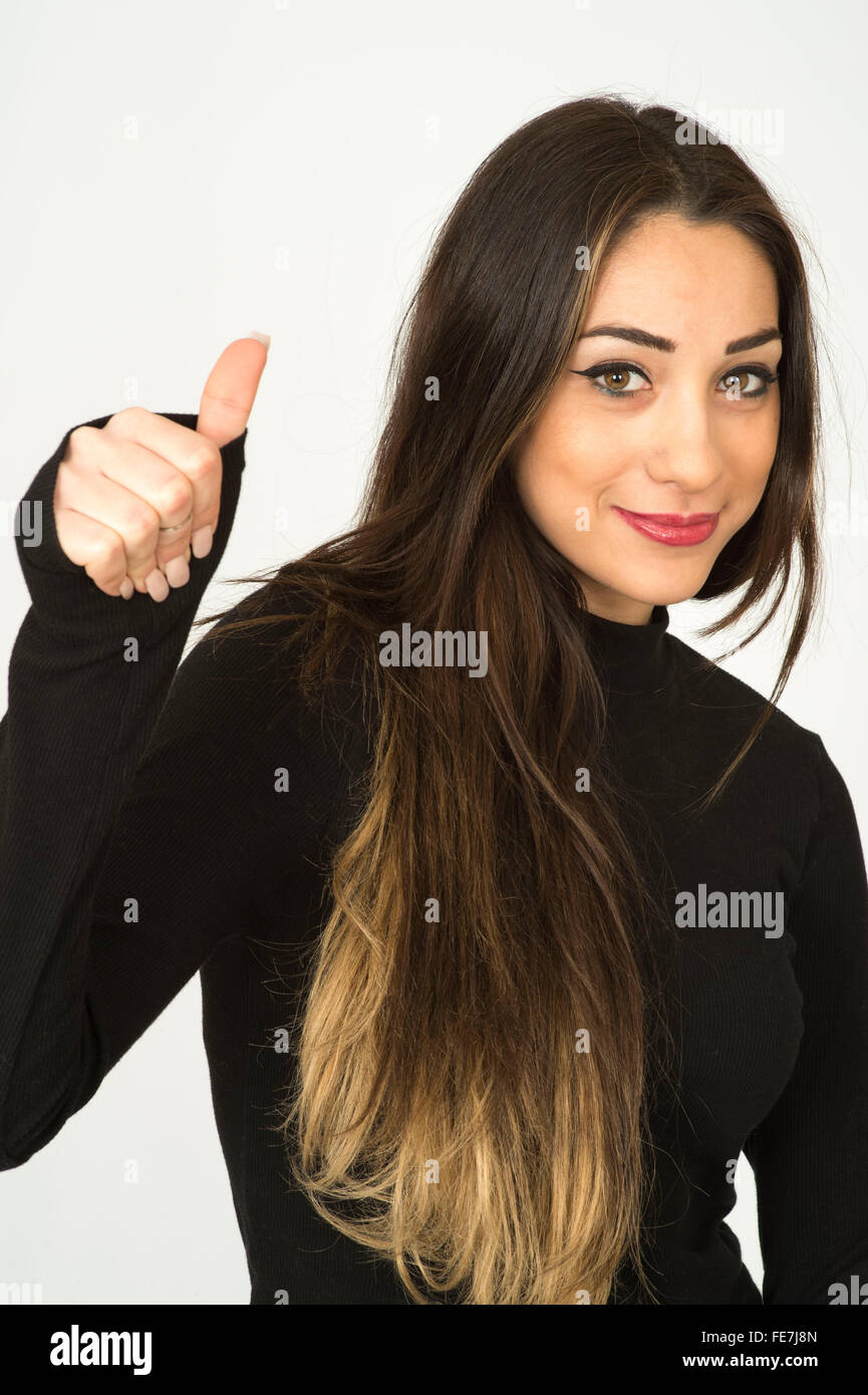 Attraente successo fiducioso giovane donna dando un positivo Thumbs up gesto a mano Foto Stock