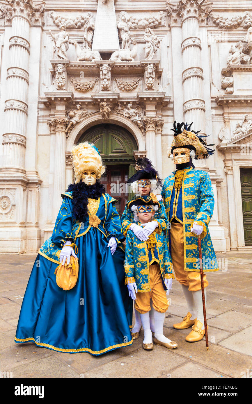Una famiglia in costumi da carnevale veneziano, Italia Foto stock