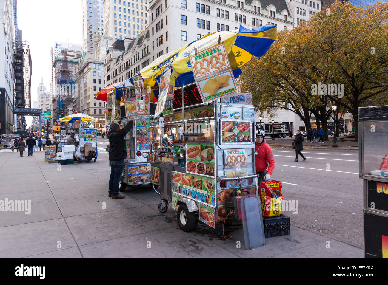 Fornitore di cibo sulla Quinta Avenue, Manhattan, New York City, Stati Uniti d'America Foto Stock