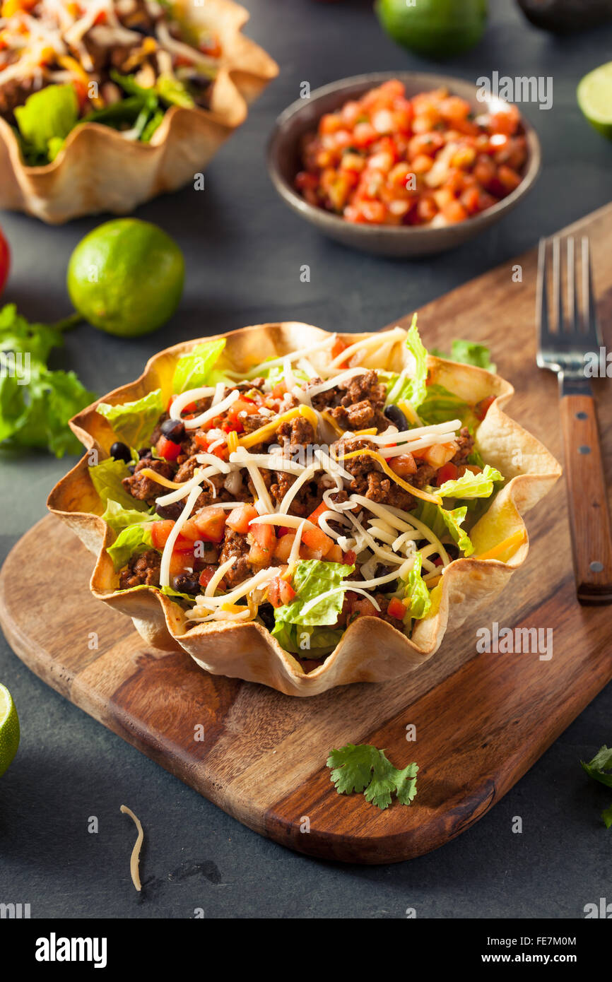 Taco insalata in una tortilla terrina di manzo con formaggio e lattuga Foto Stock